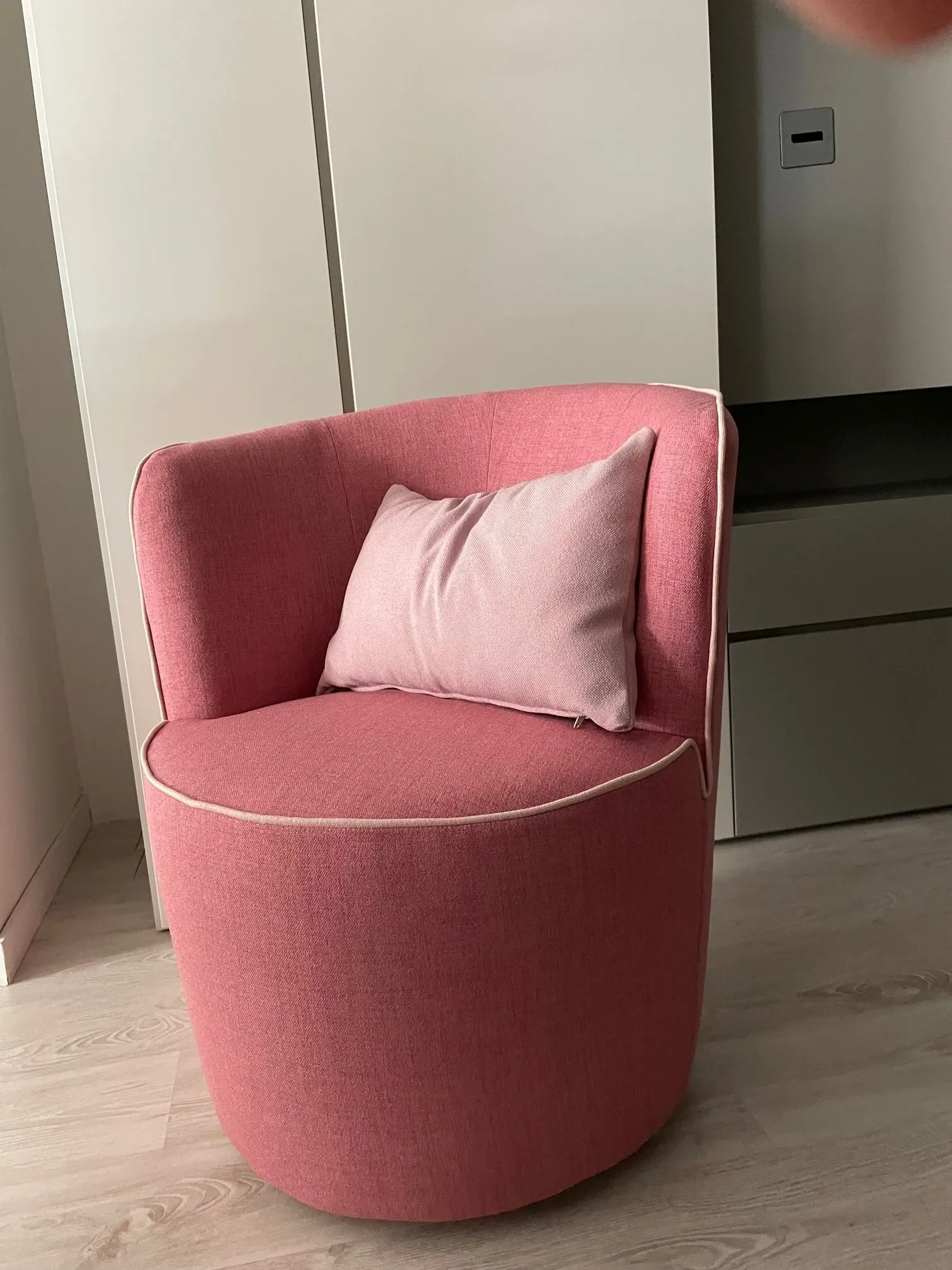 Dafne armchair in pink fabric, Le Comfort  1