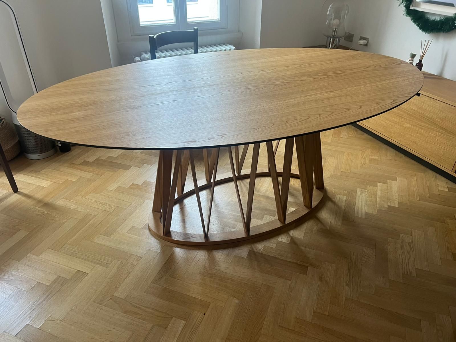 Tavolo ovale Acco in legno di rovere di Florian Schmidt Side