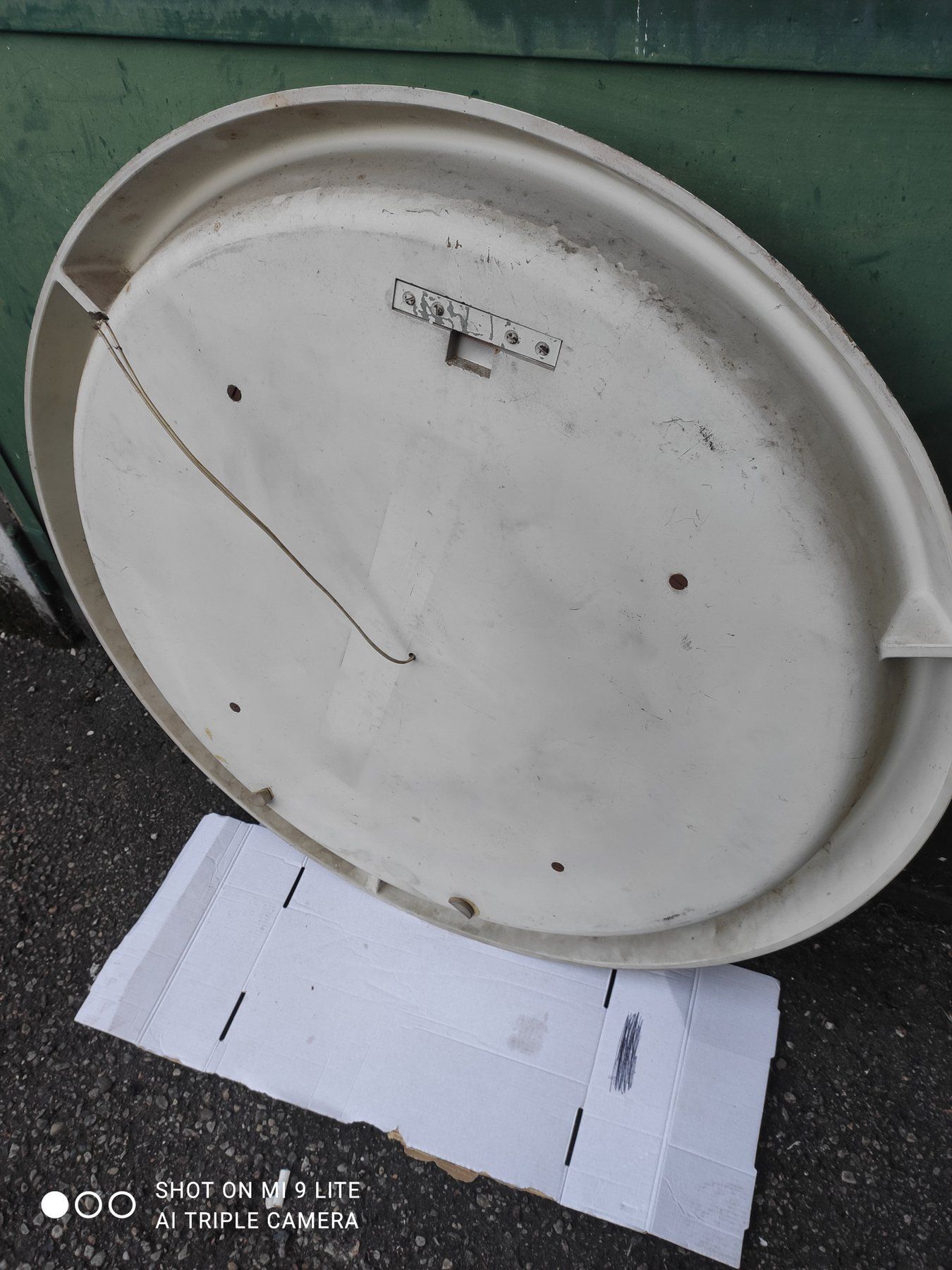 Rückwandbeleuchteter Badezimmerspiegel im 70er-Jahre-Stil Front