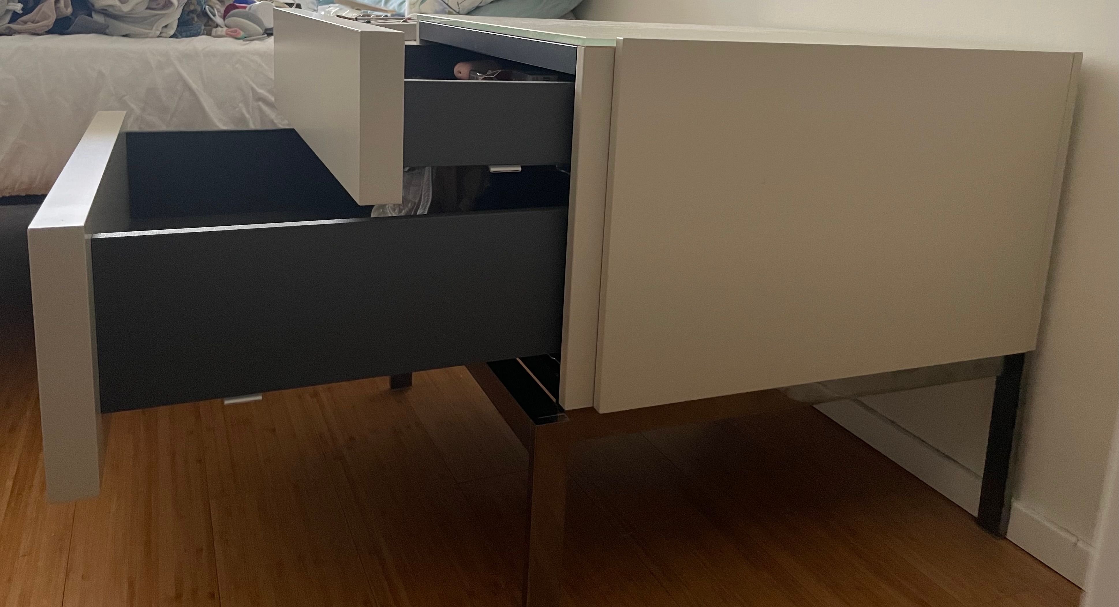 Paar 606 Silikat-Nachttische Details