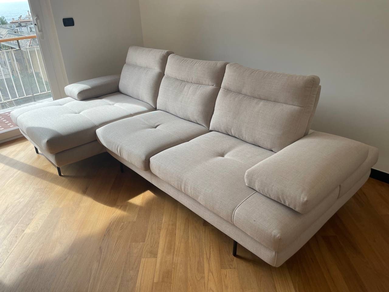 Divano Toby Wing rivestito in tessuto (grigio) Main