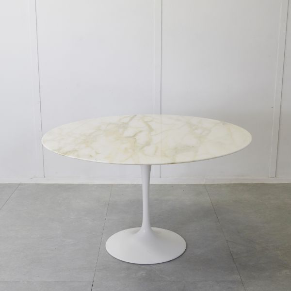 Tavolo rotondo Tulip in marmo di Eero Saarinen, Knoll image