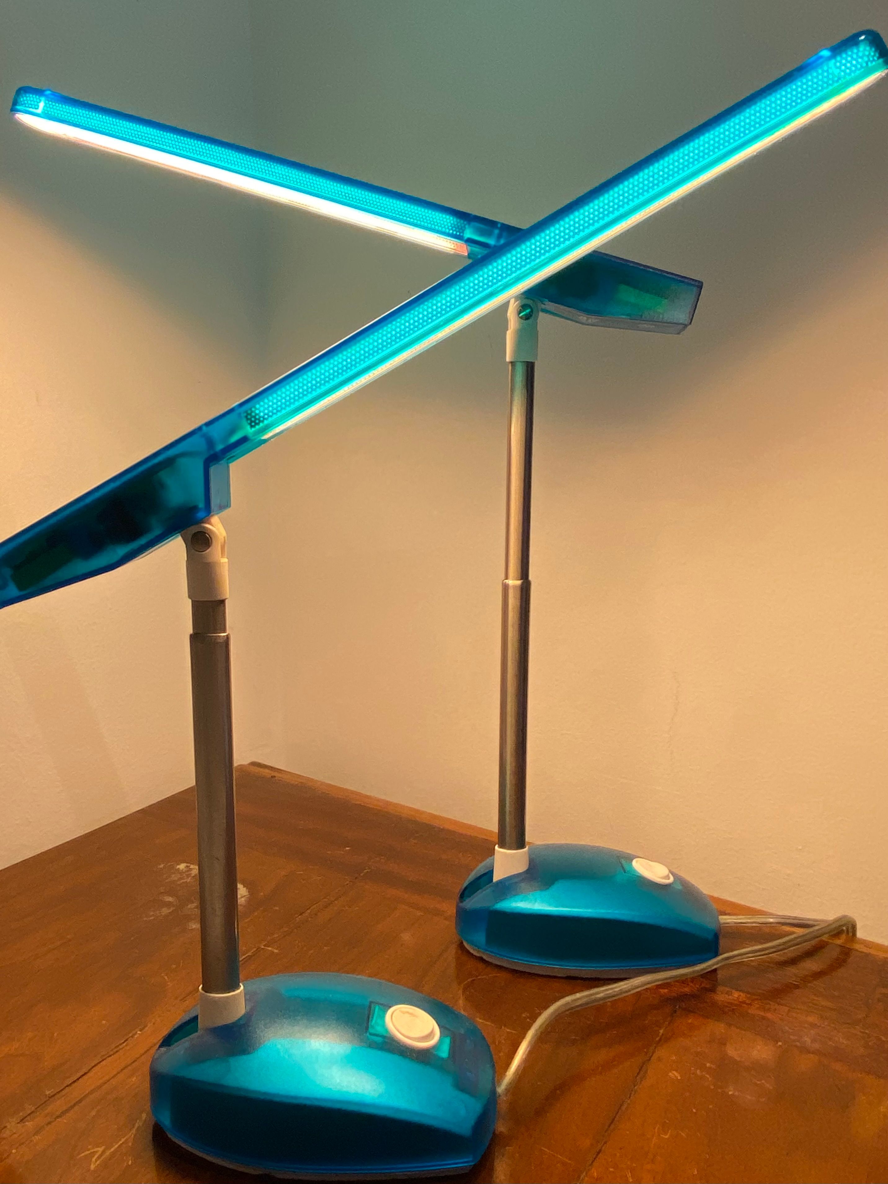 Pareja de lámparas de mesa Microlight de Ernesto Gismondi Details