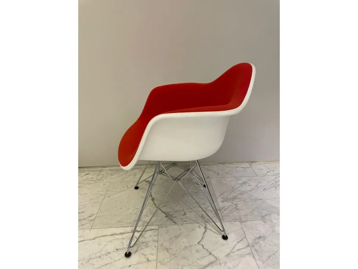 Sedia Dar con imbottitura in tessuto rosso, Vitra 1