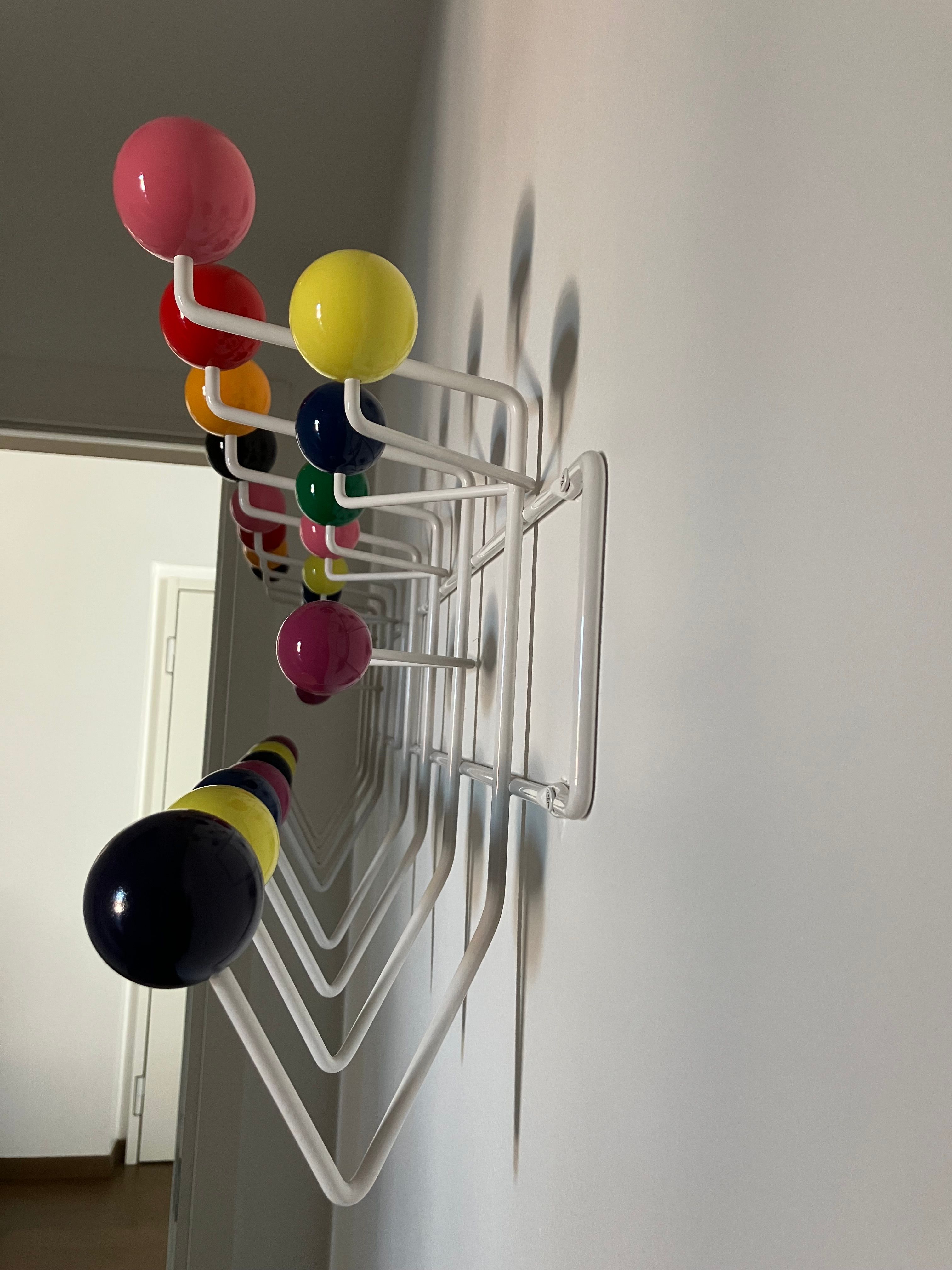 Appendiabiti da parete Hang It All di Charles & Ray Eames Side