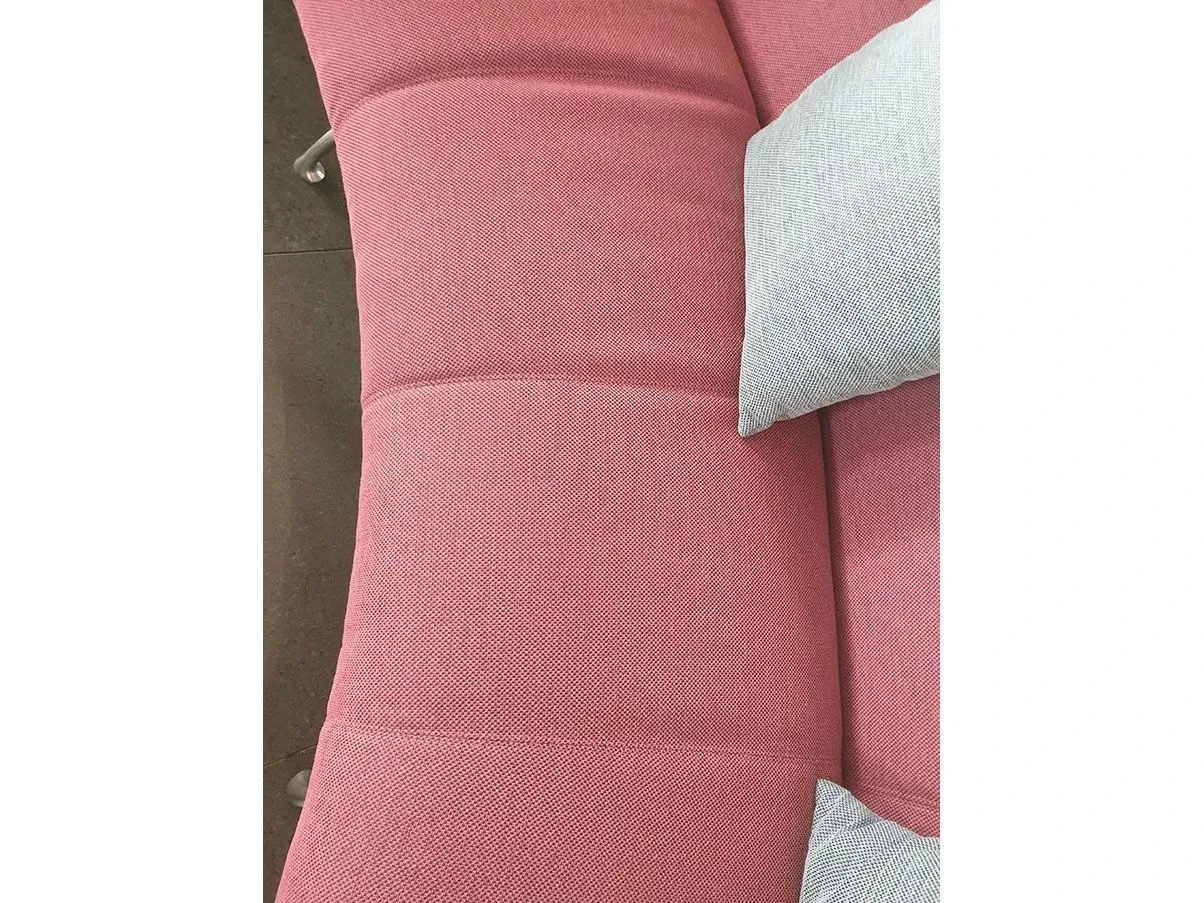 Divano curvo Waiting in tessuto e alluminio (rosa), Moroso 1