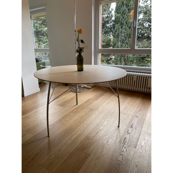 Hängender runder Couchtisch aus weiß lackiertem Holz image