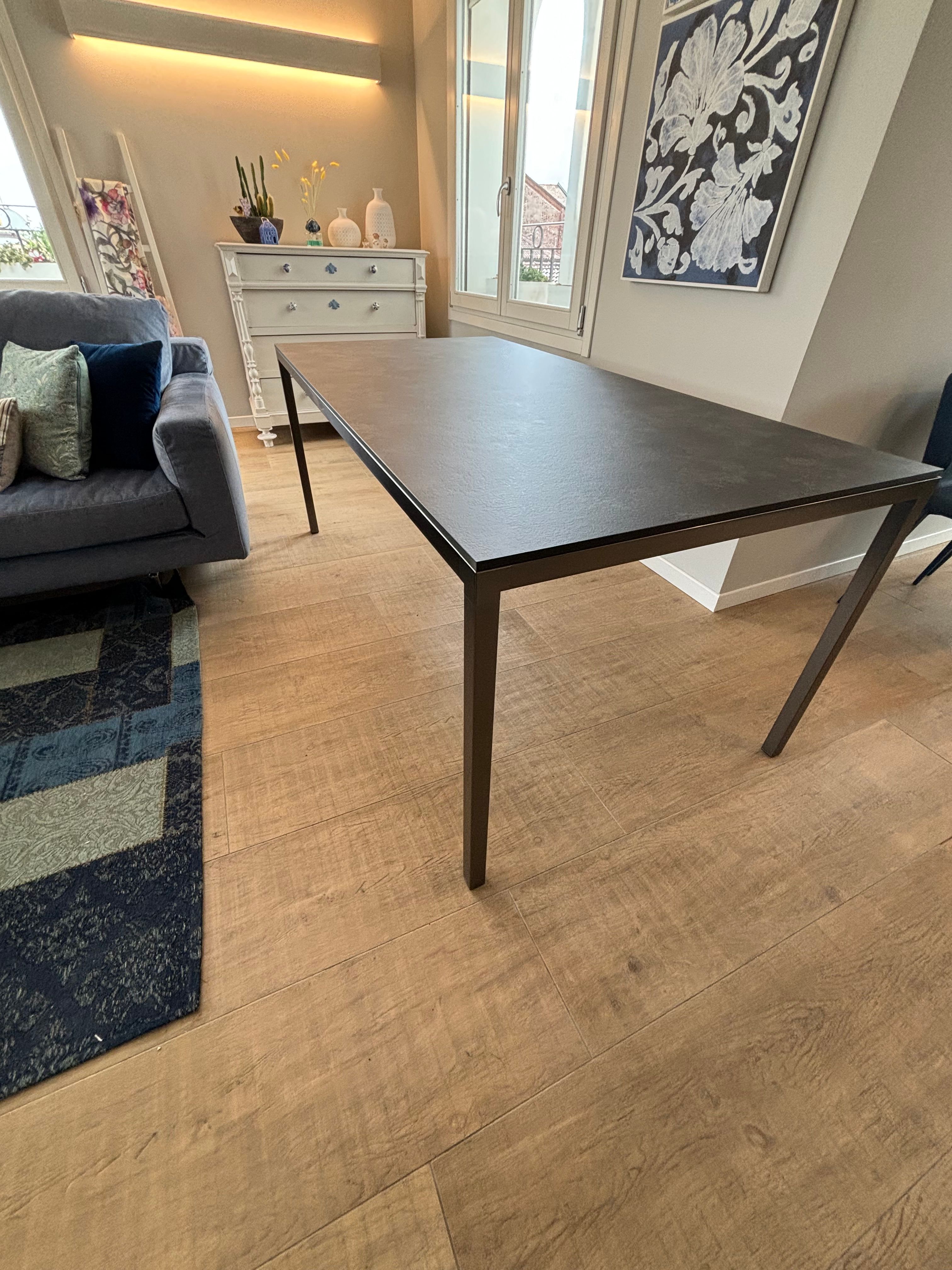 Tavolo Helsinki 35 in acciaio con giunti in pressofusione, Desalto Optional8