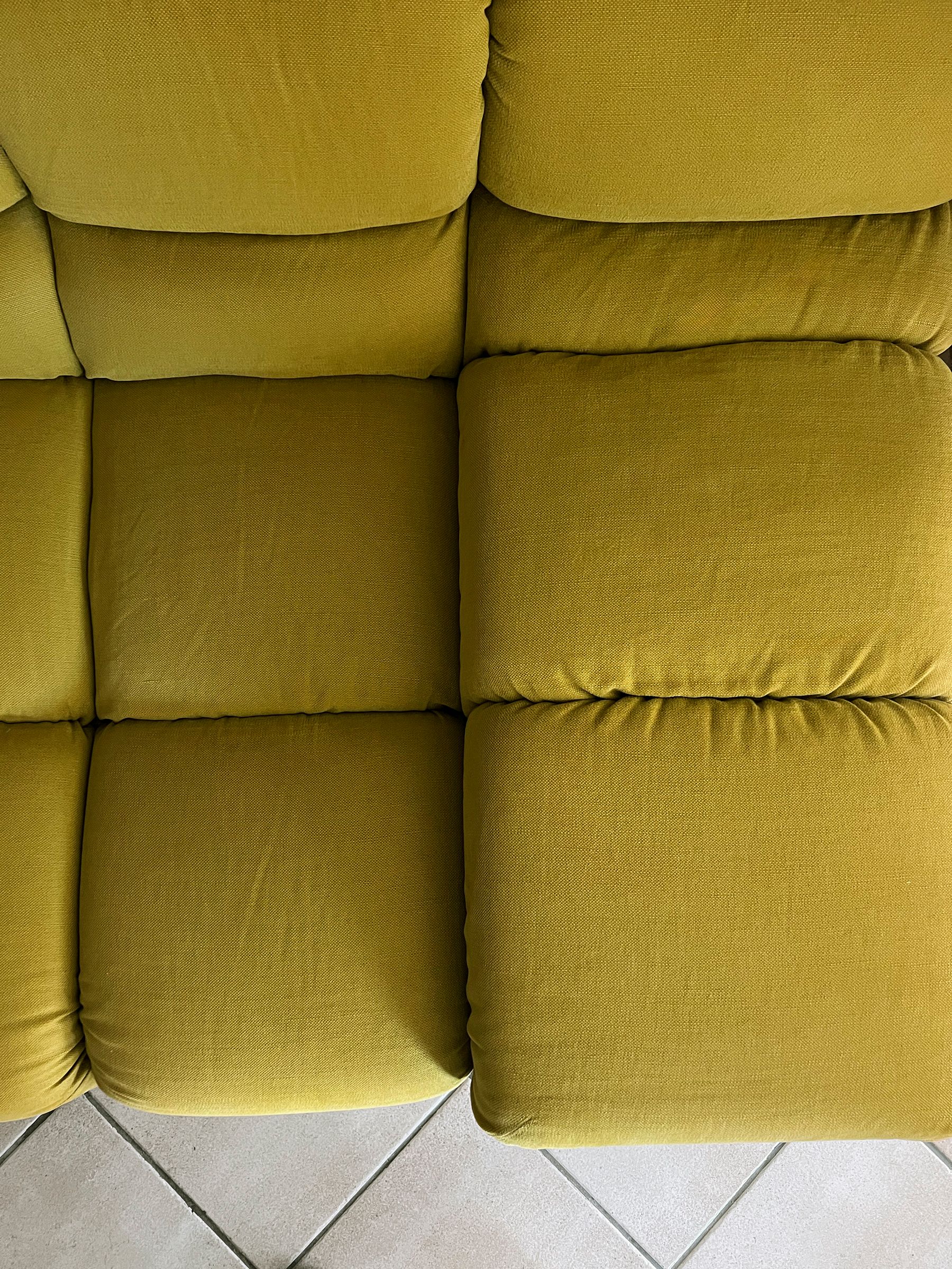 Divano Tufty–Time rivestito in tessuto verde ocra di Patricia Urquiola Defects