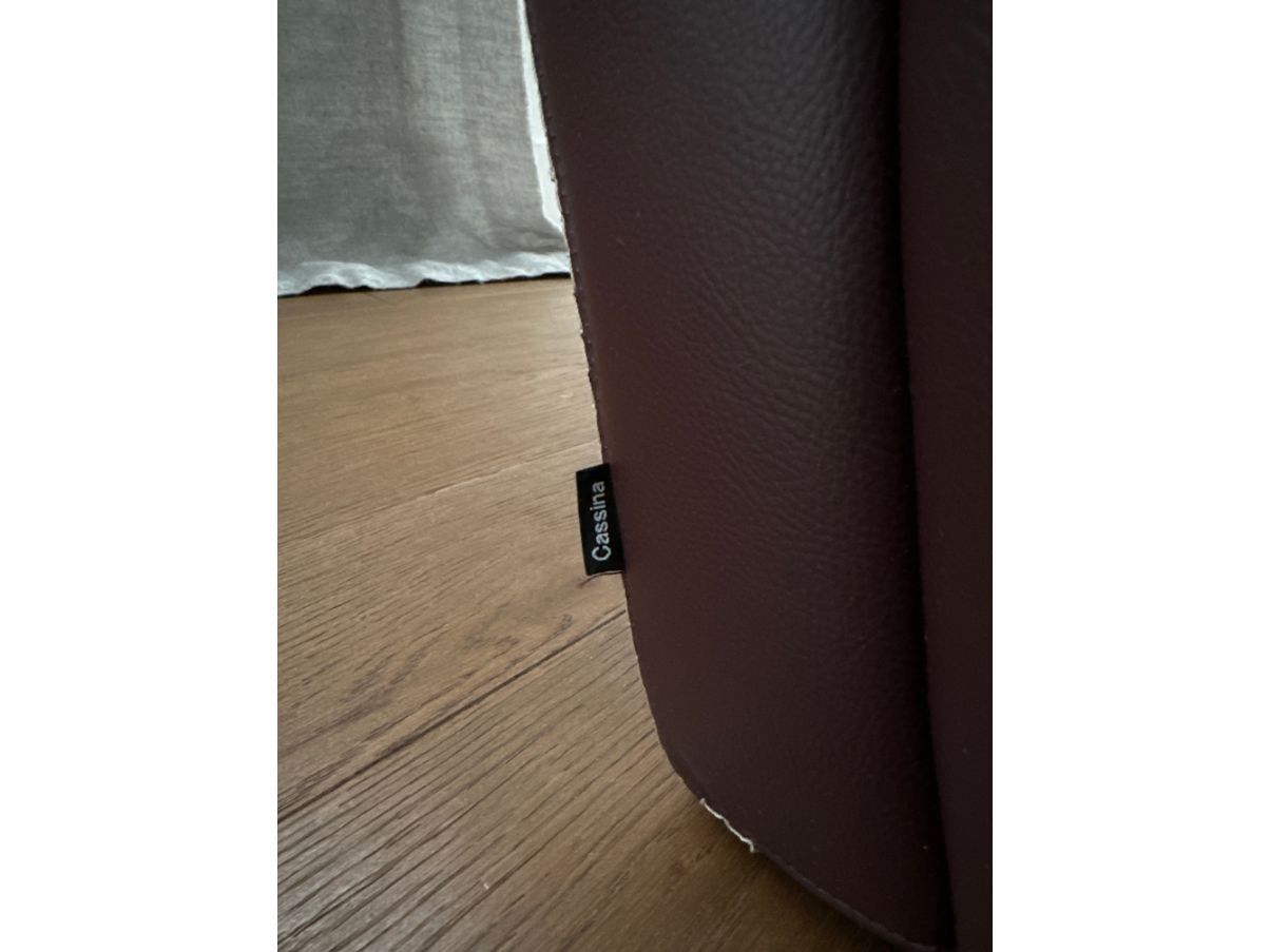 Utrecht armchair in burgundy leather Brand