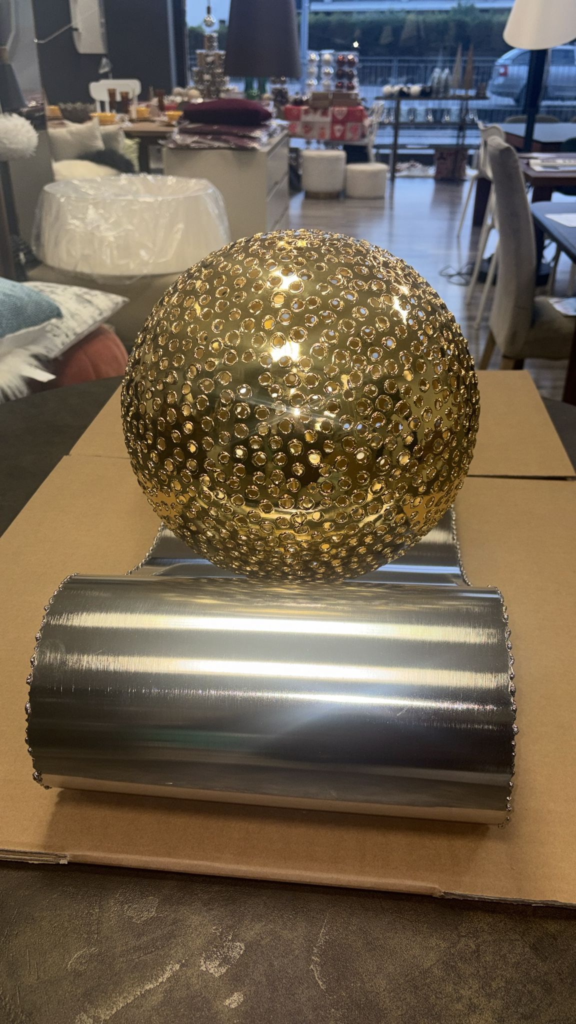 Silber und Gold Kugel Tischlampe Lume Details