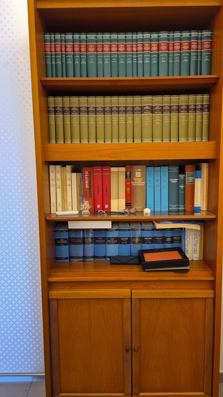 Par de estanterías de madera de Massimo Scolari Main