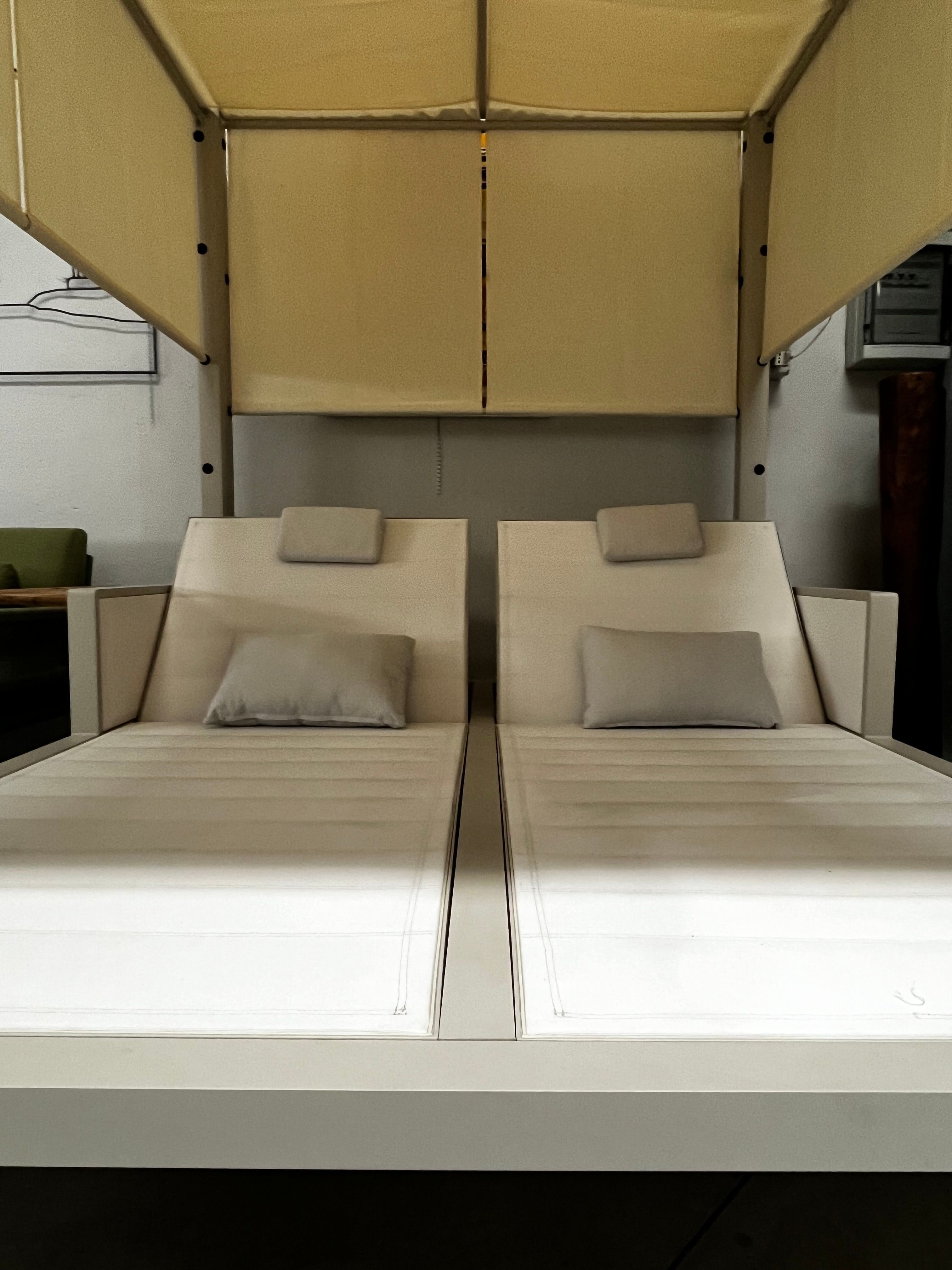Geneva canopy bed in painted aluminium, Higold Front
