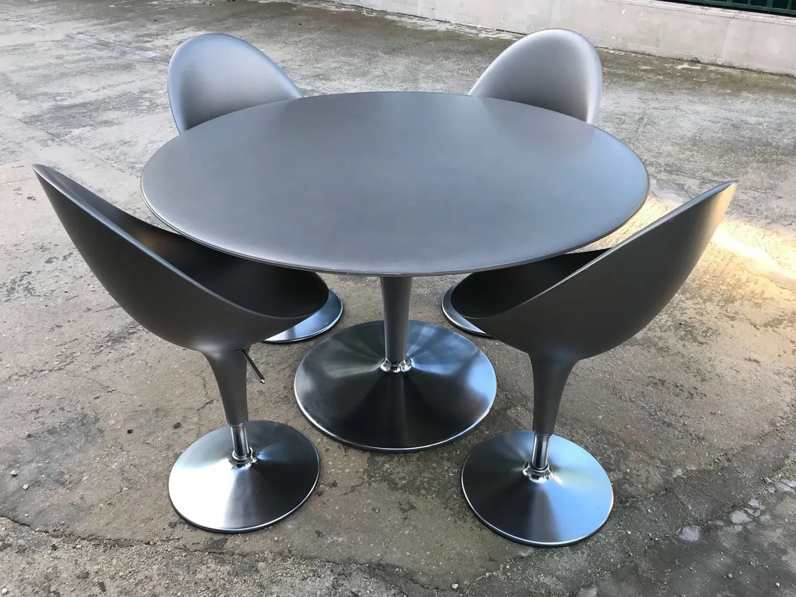 Set Bombo (4 sgabelli, 1 tavolo), Magis 1