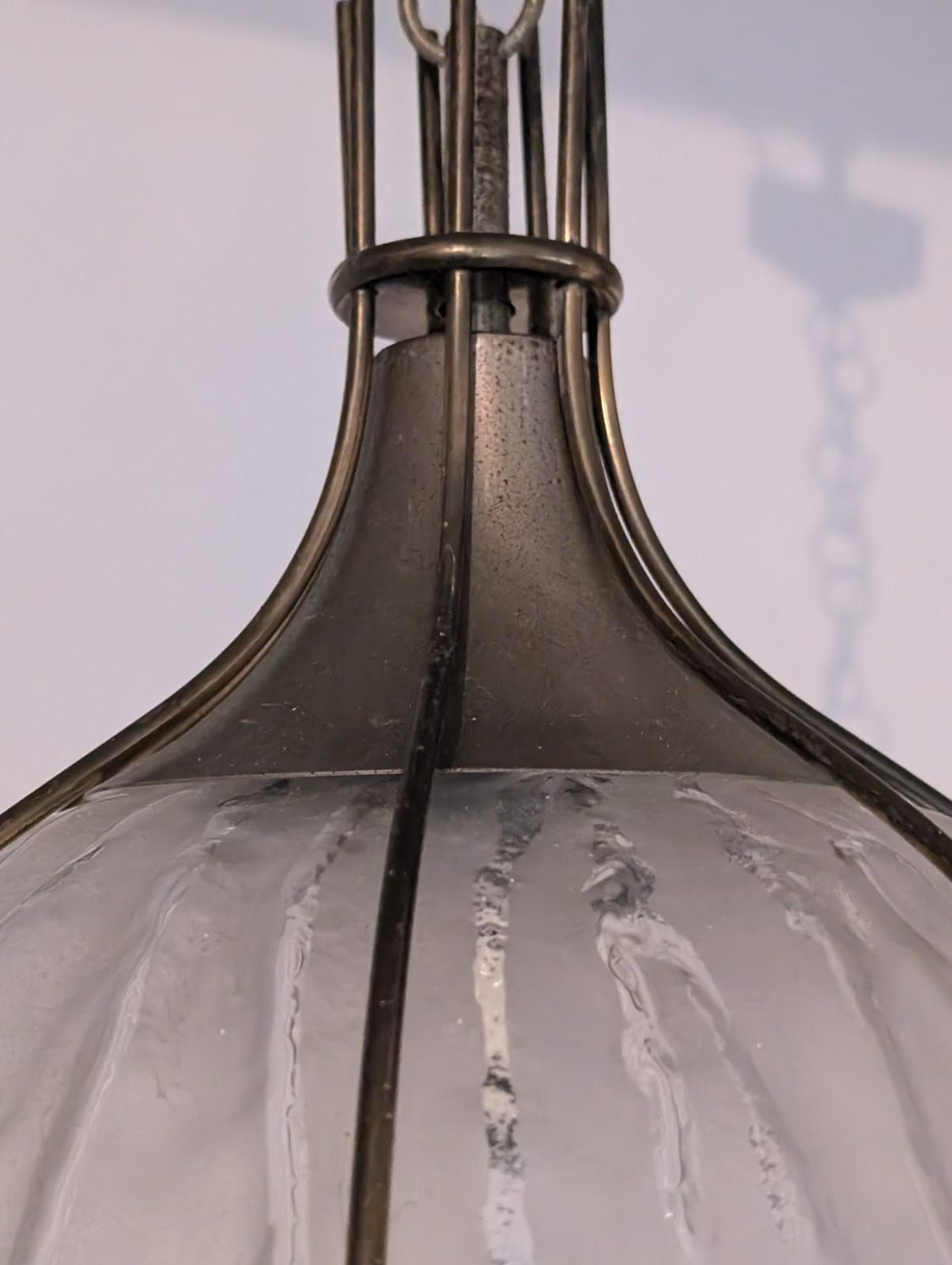 Lampada a sospensione in ottone e vetro satinato (anni '50), Details
