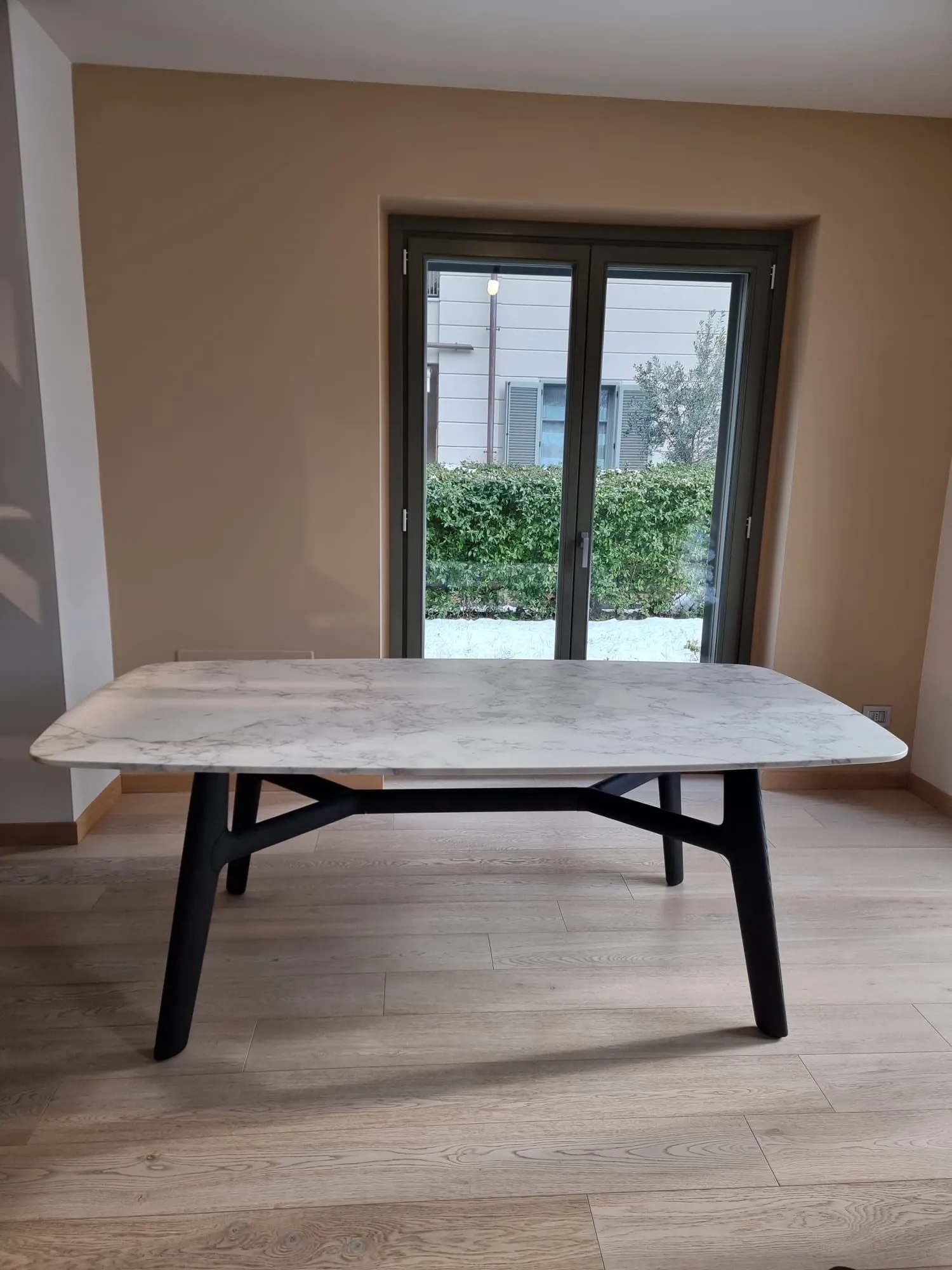 Curve table in Calacatta marble 1