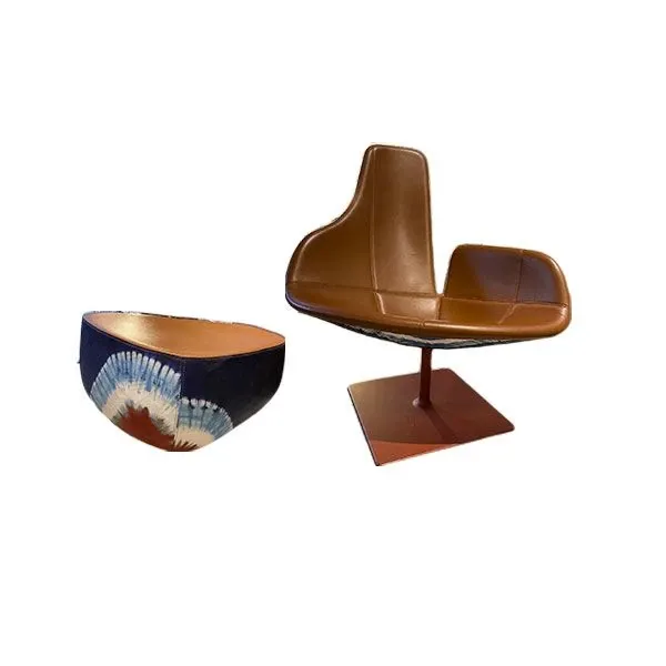 Poltrona girevole Fjord con pouf in pelle e tessuto, Moroso image