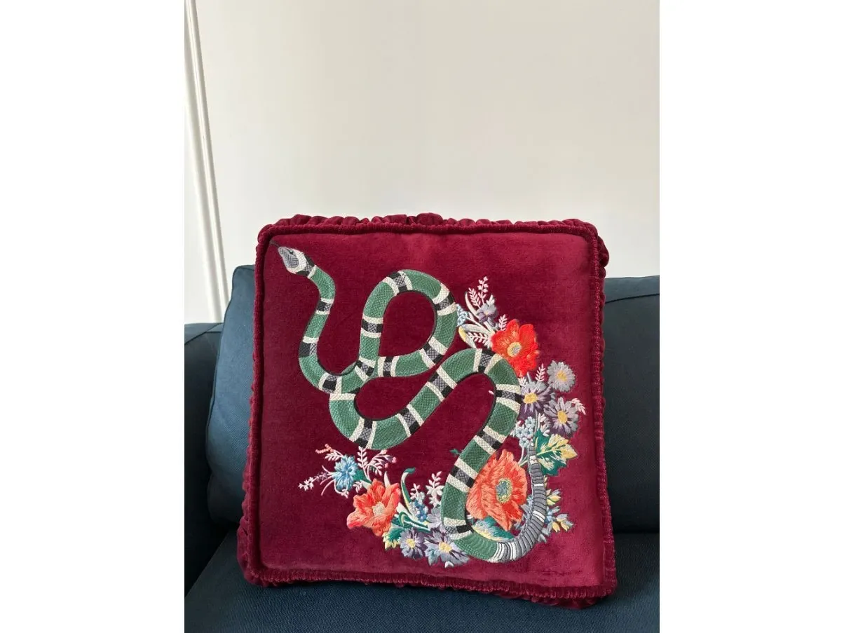 Cuscino in velluto rosso con decori 10