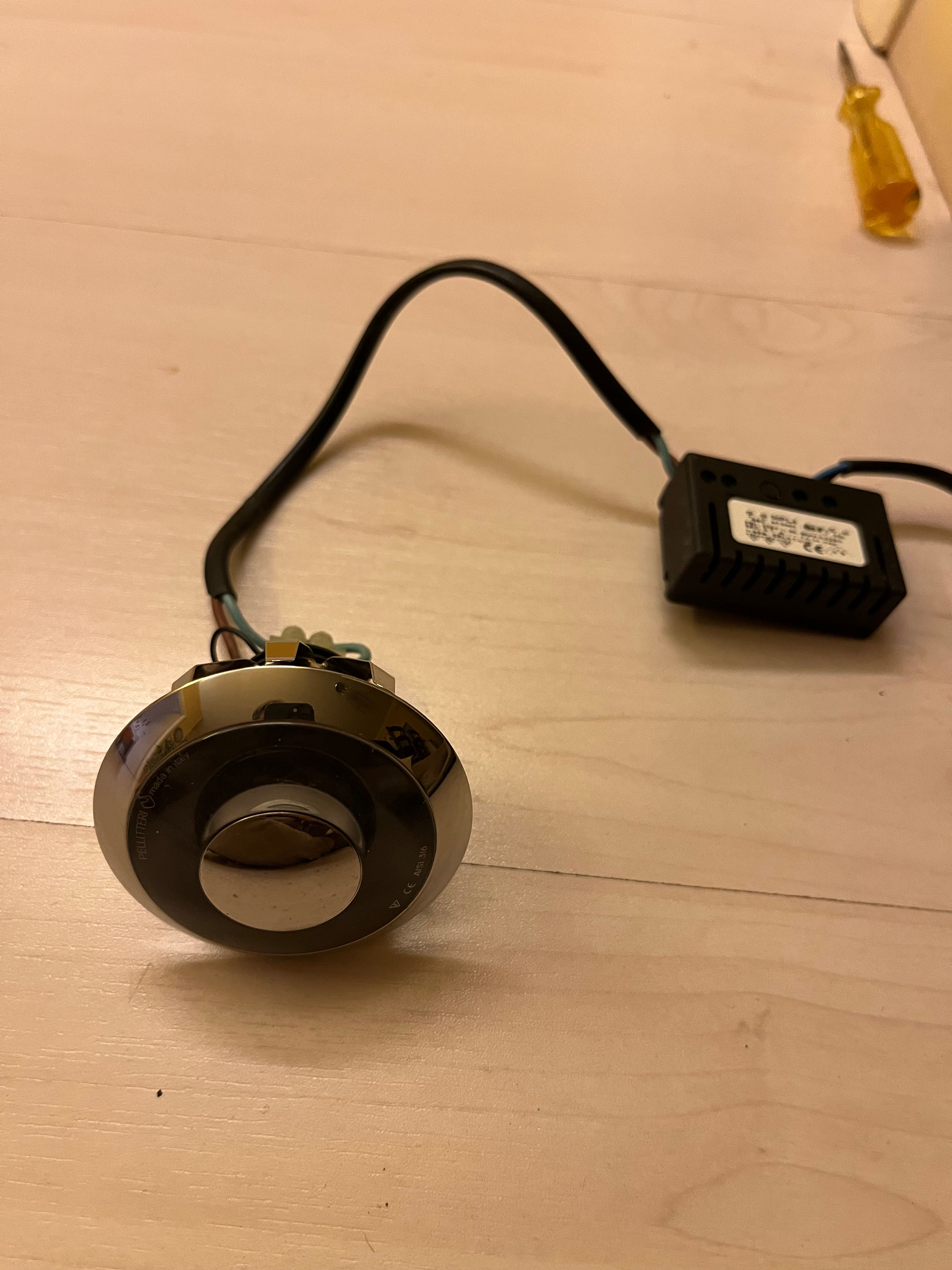 Marque-place d’extérieur Smart INC/M de Luigi Pellitteri Main