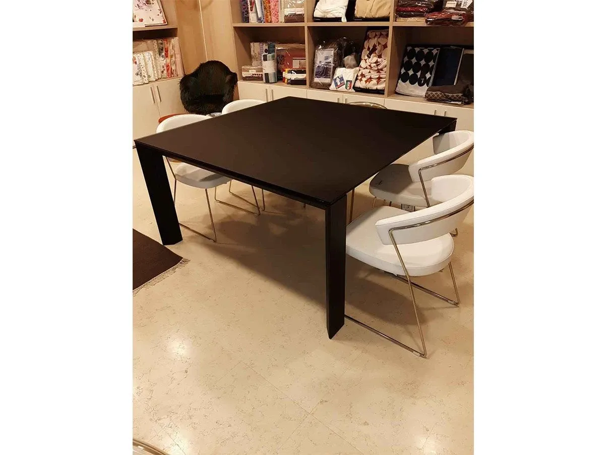Tavolo quadrato Omnia in legno e vetro (nero) 