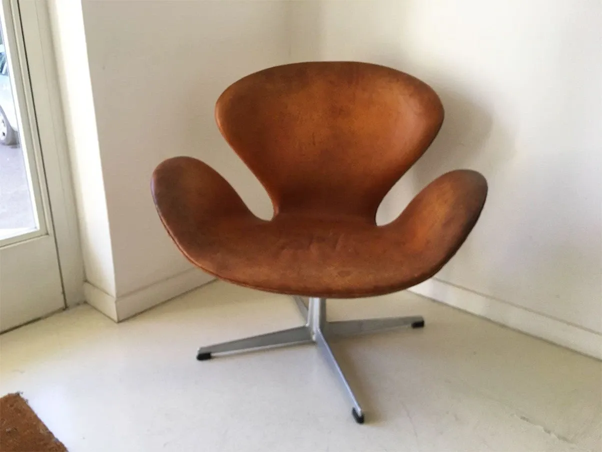 Swan armchair by Arne Jacobsen (1960s), Fritz Hansen 1