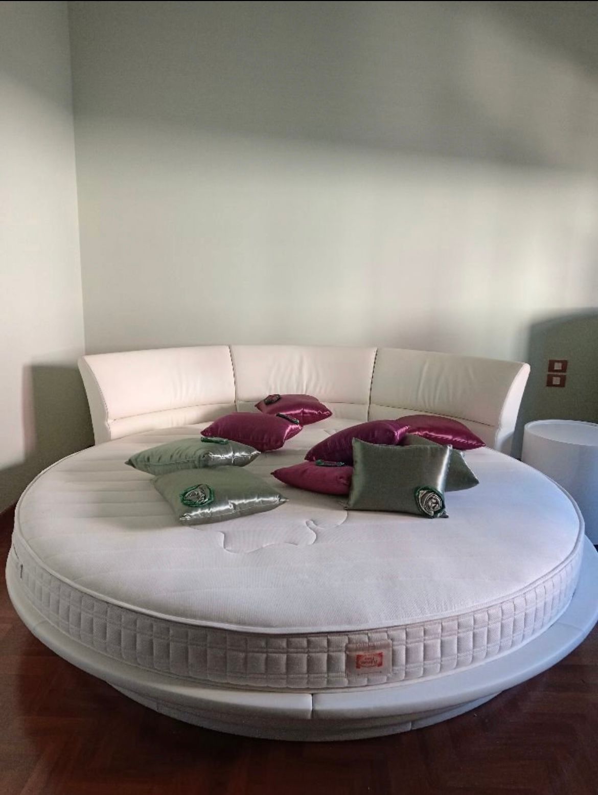 Letto matrimoniale rotondo Lullaby in pelle bianca Details