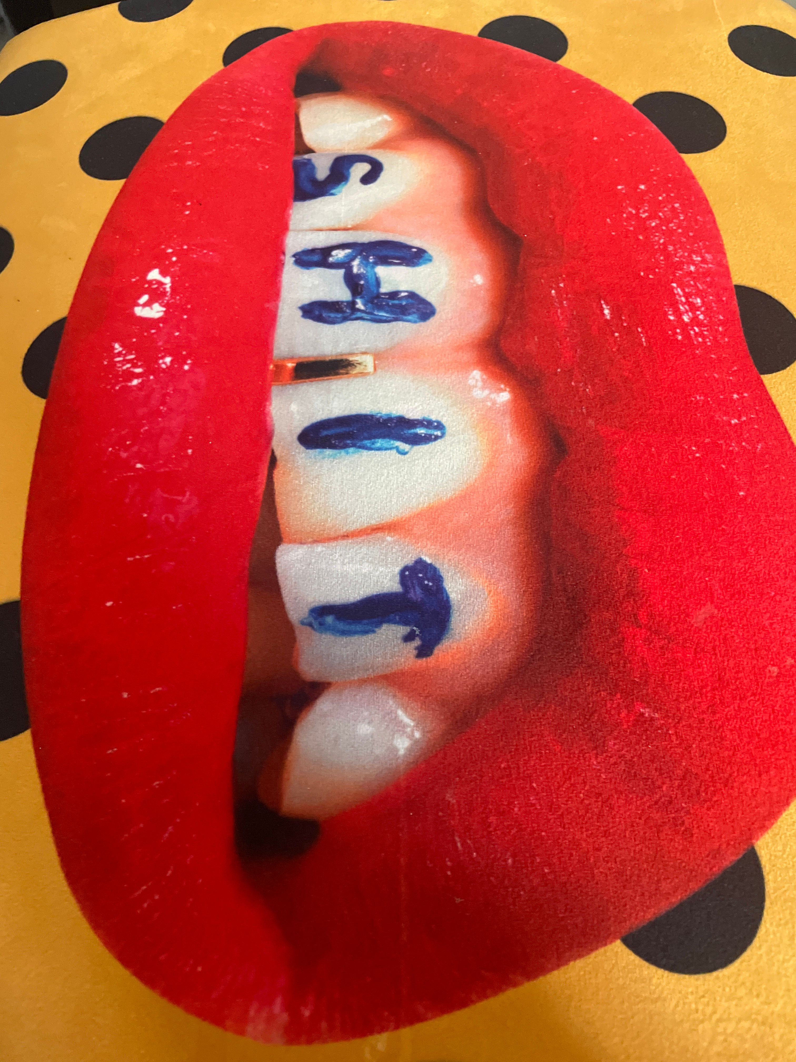 Puf tapizado Toiletpaper de Maurizio Cattelan y Pierpaolo Ferrari Brand