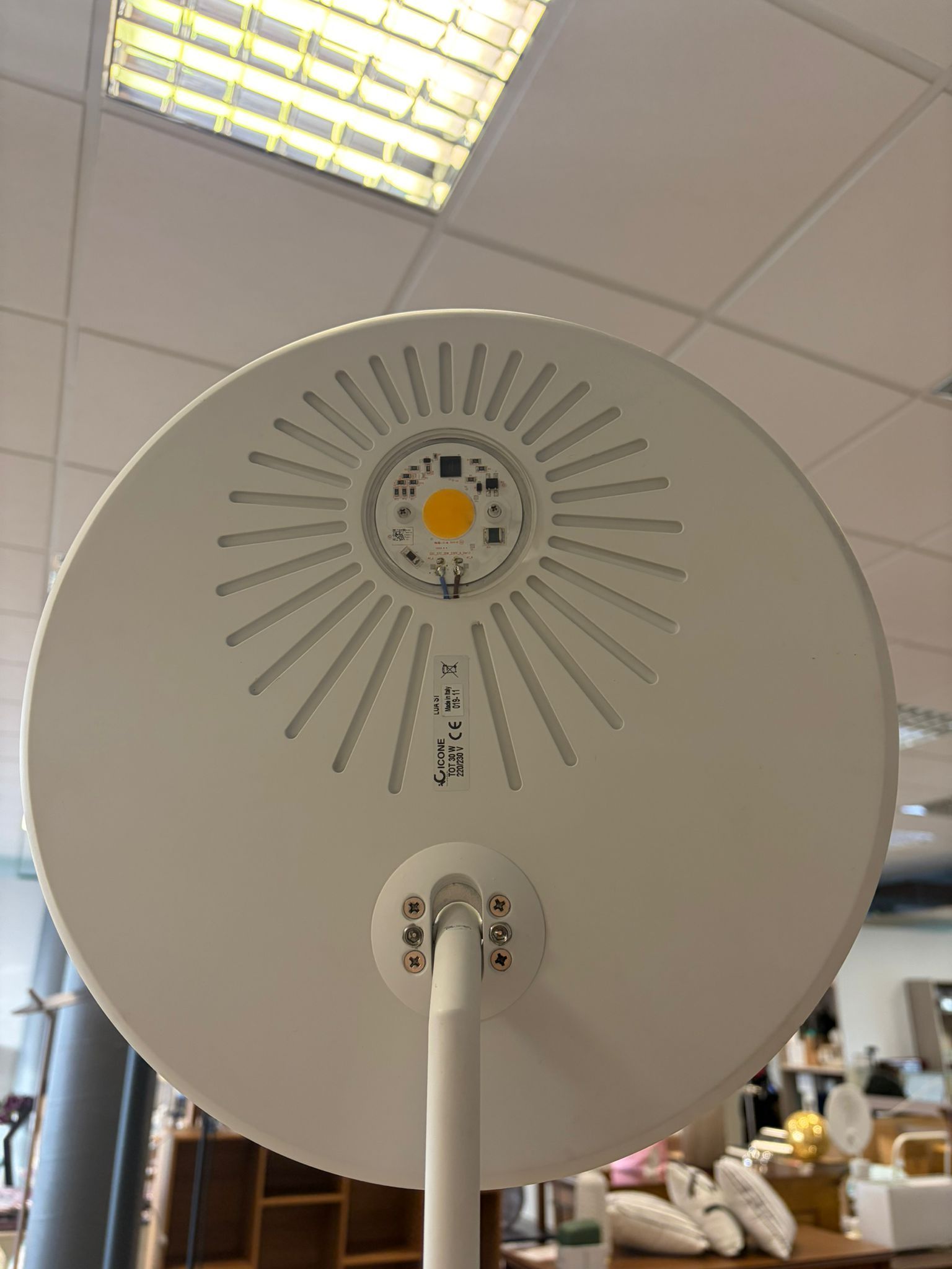 Luà Stehlampe aus weißem Aluminium Brand