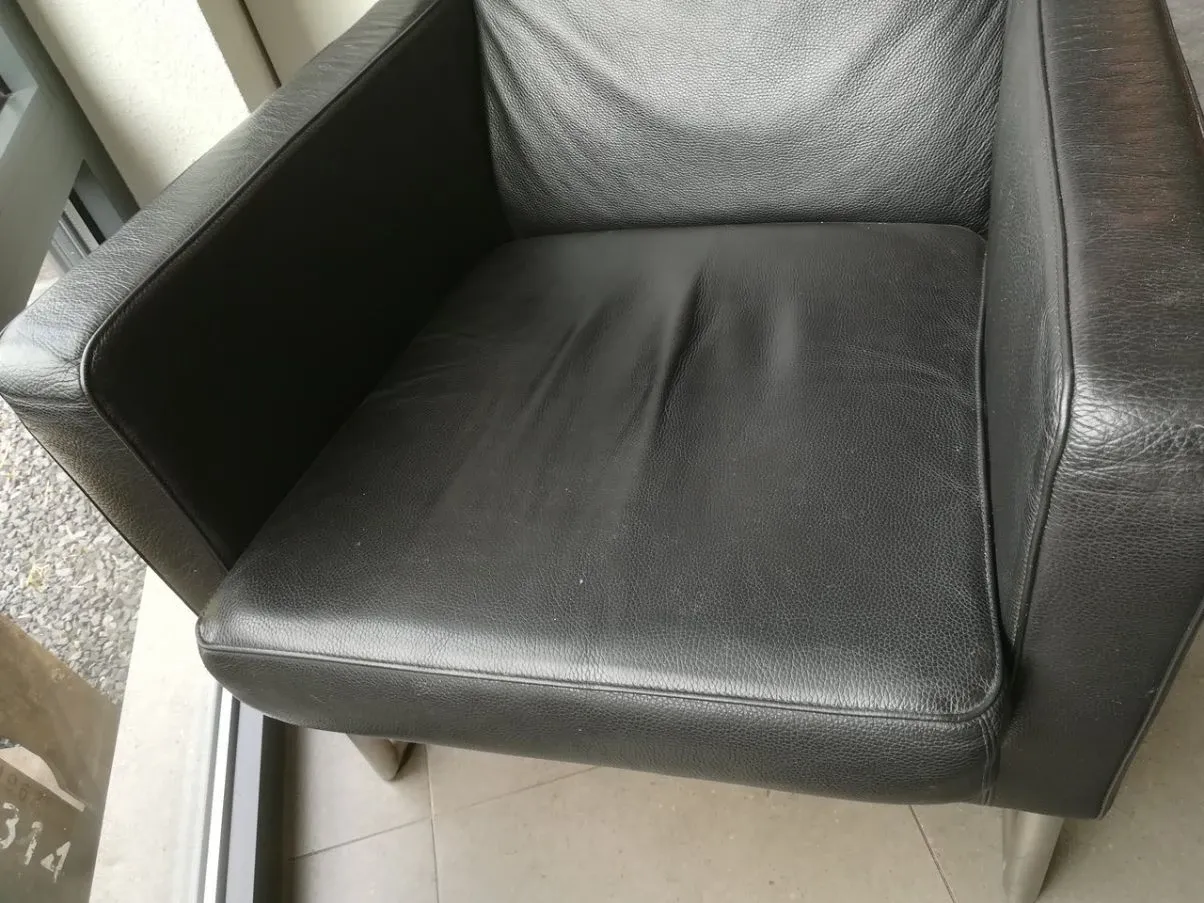 Set of 2 MR armchairs in black leather 4