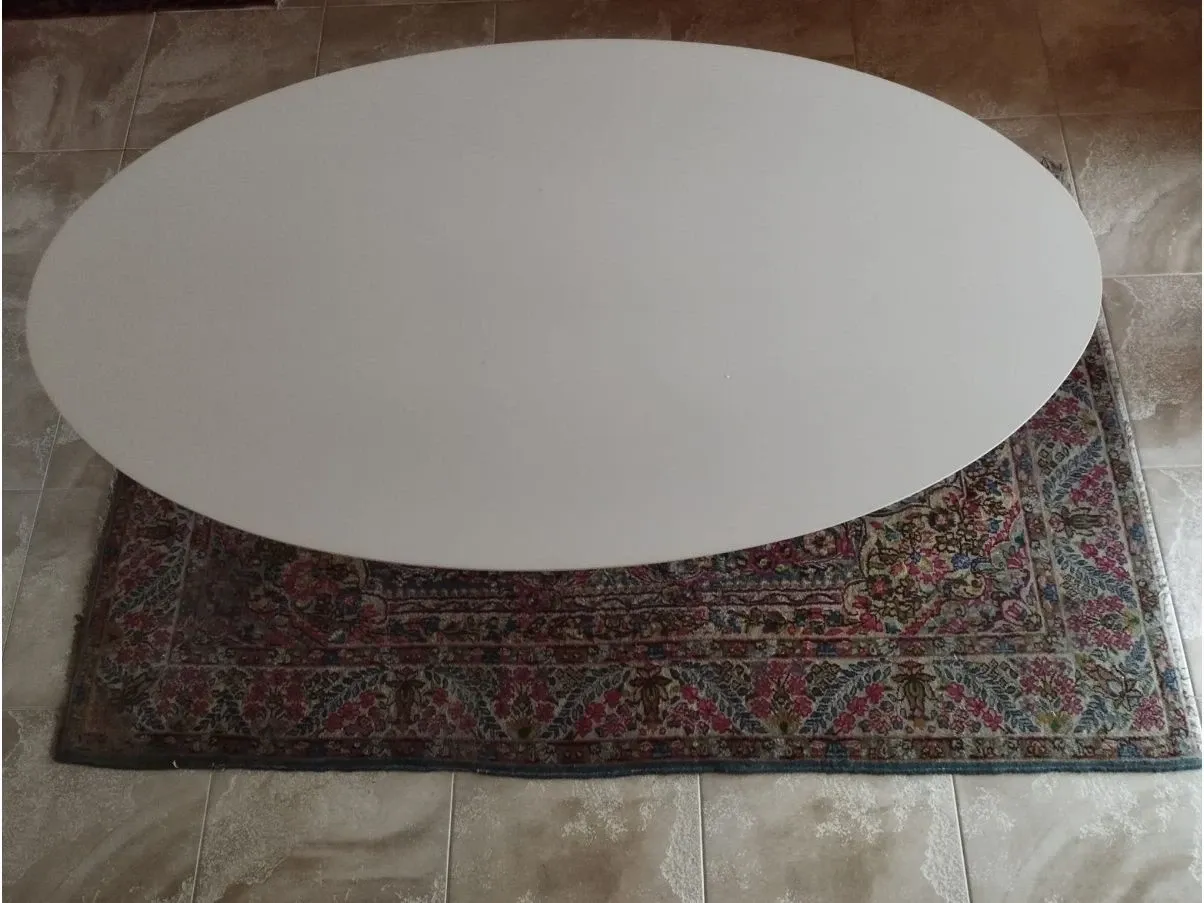 Tavolo ovale Tulip di Eero Saarinen, Alivar 3