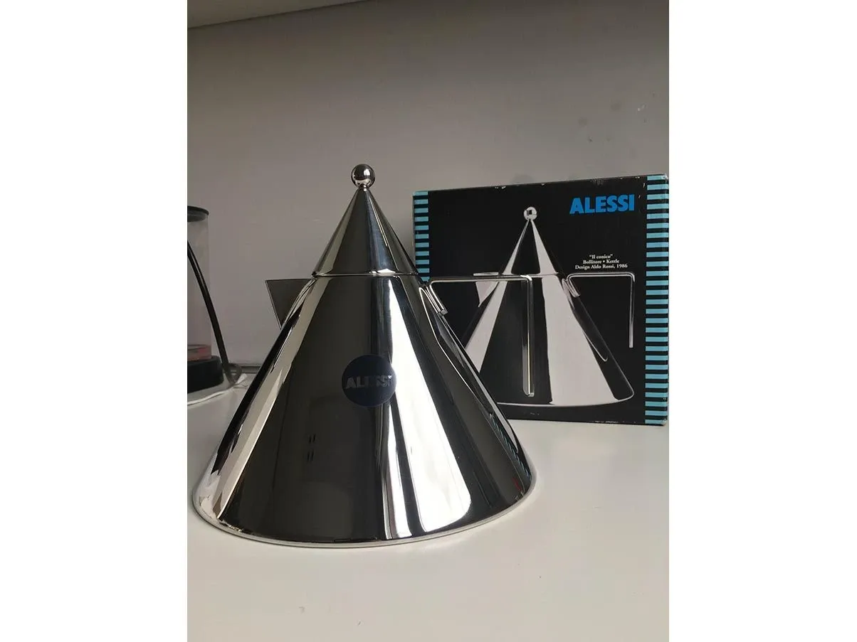 Bollitore Il conico di Aldo Rossi in acciaio inox, Alessi 1