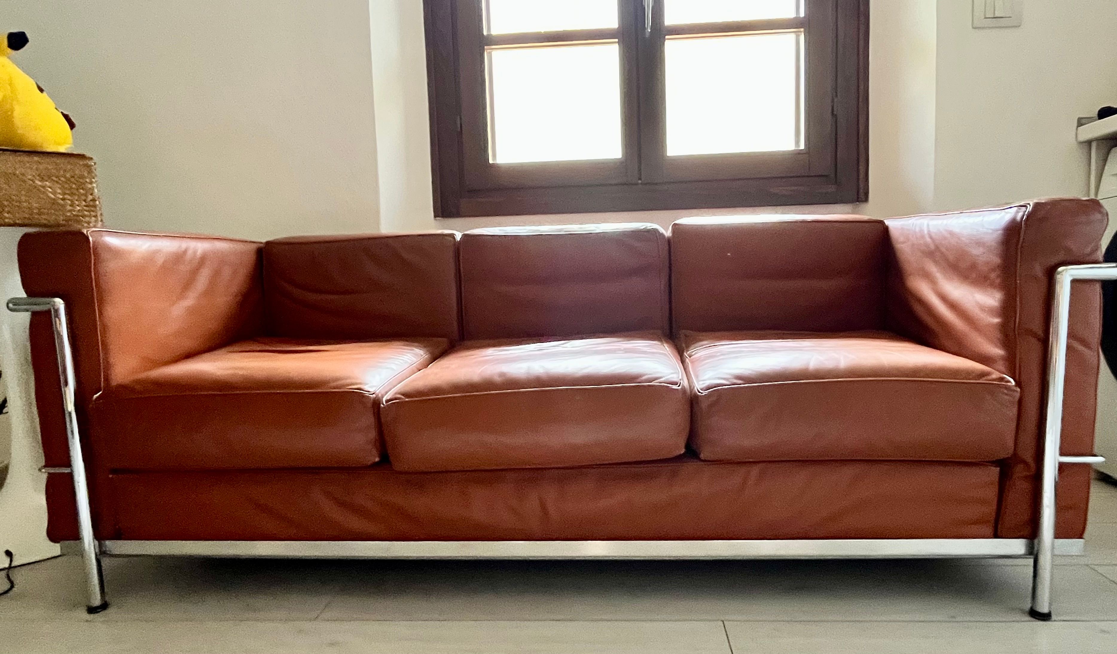 Divano 3 posti LC2 rivestito in pelle marrone  Main