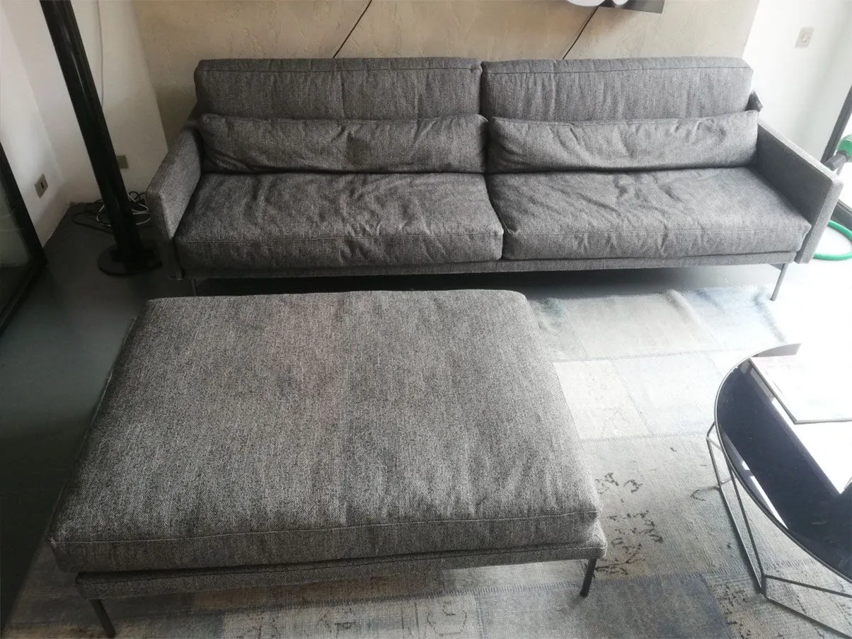 Modernes Sofa 110 mit Hocker aus Stoff (grau) 5