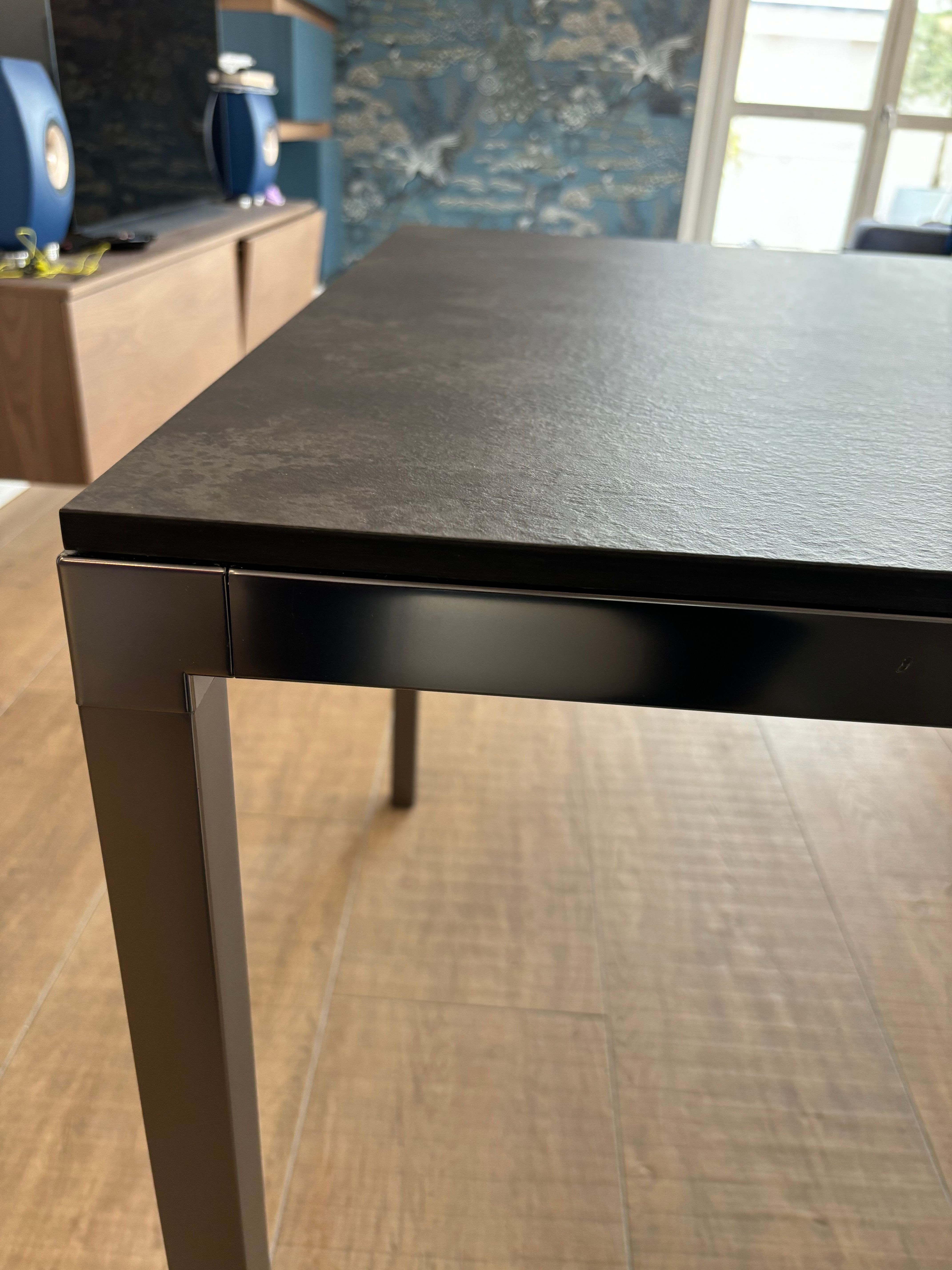 Tavolo Helsinki 35 in acciaio con giunti in pressofusione, Desalto Defects