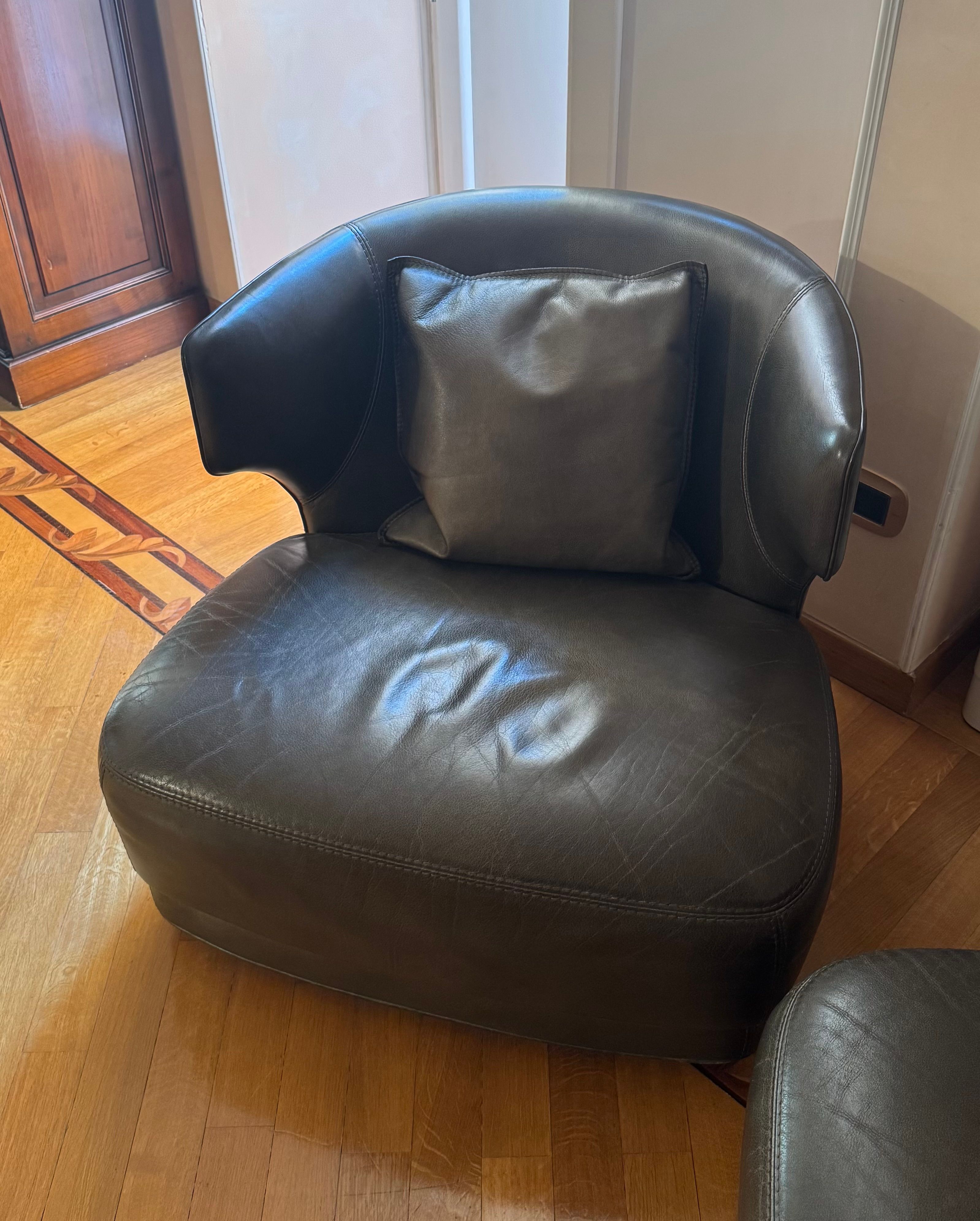 Poltrona Anais rivestita in pelle Front