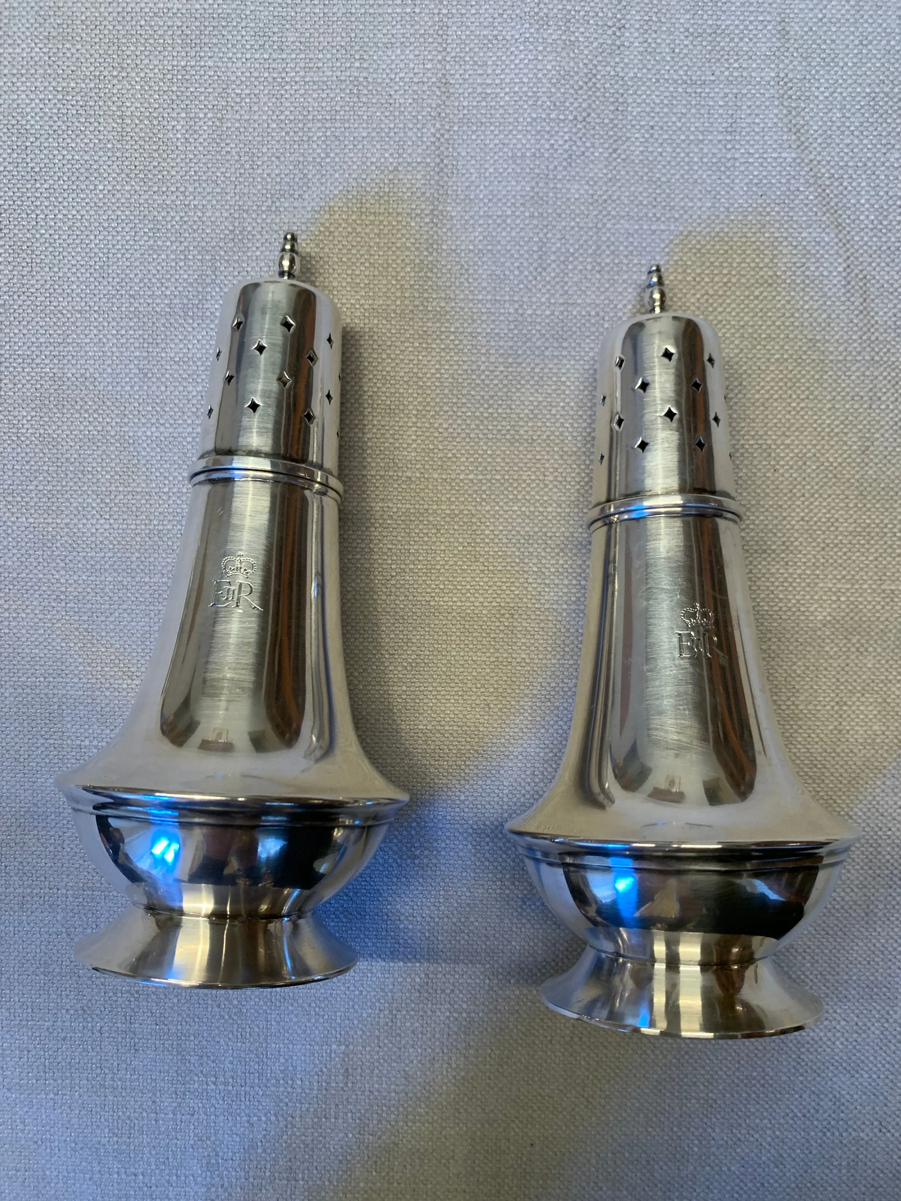 Set of 2 vintage sugar shakers, 2