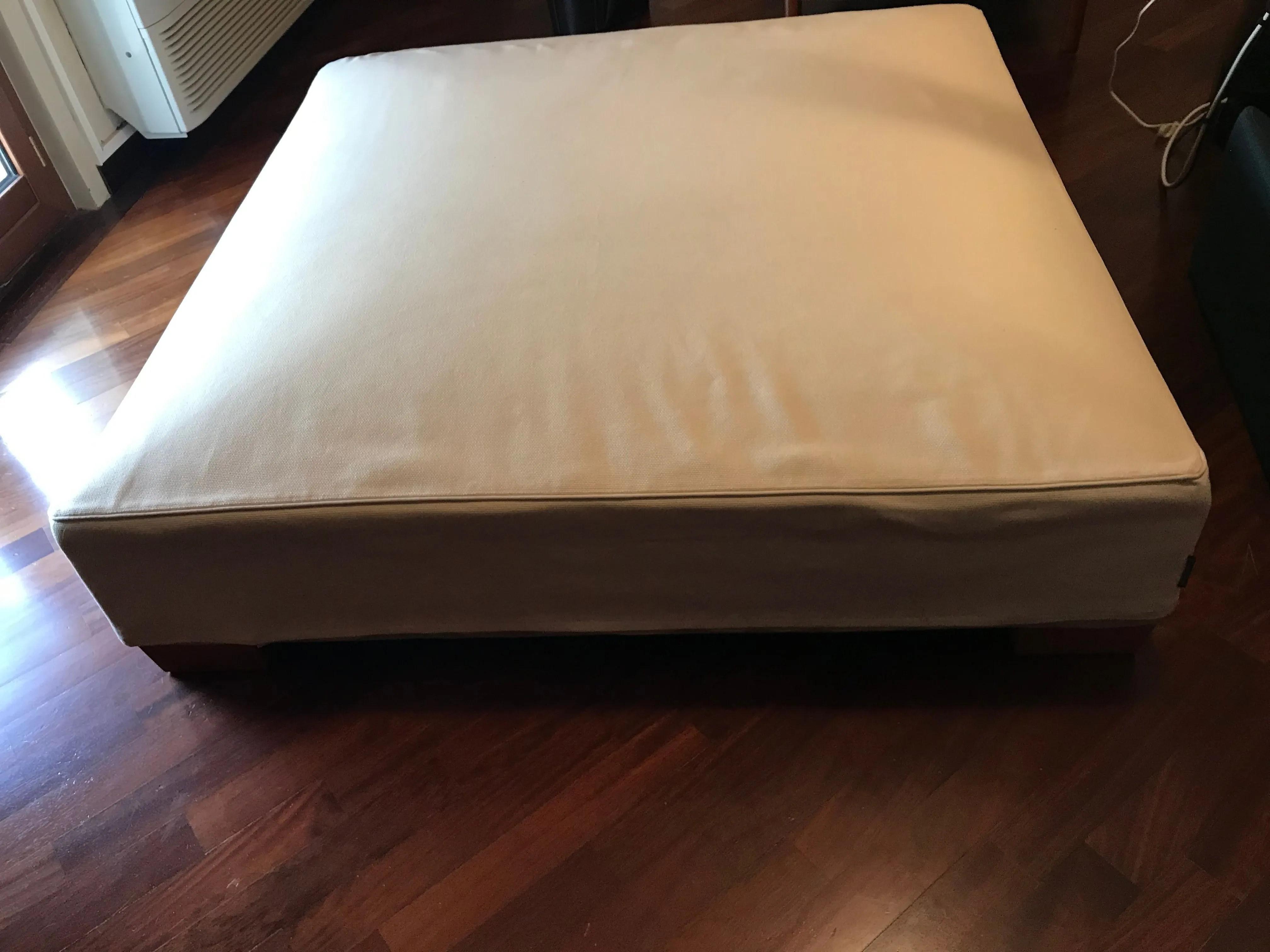 Square pouf in white fabric, Flexform 1
