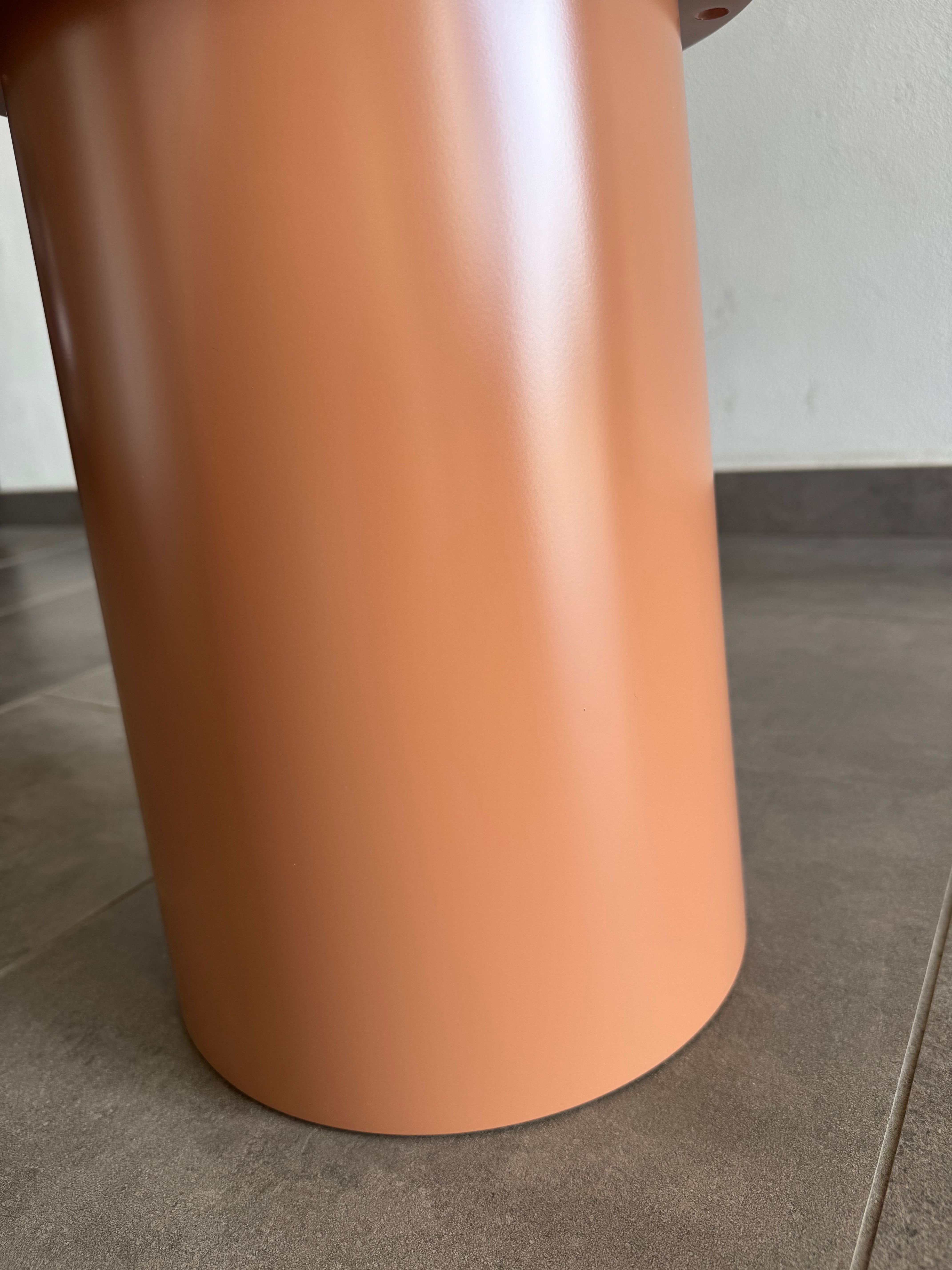 Tavolino Louisa in cemento rosso mattone Optional9