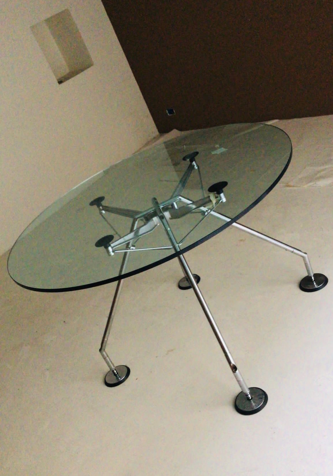 Nomos round glass table, Tecno Front