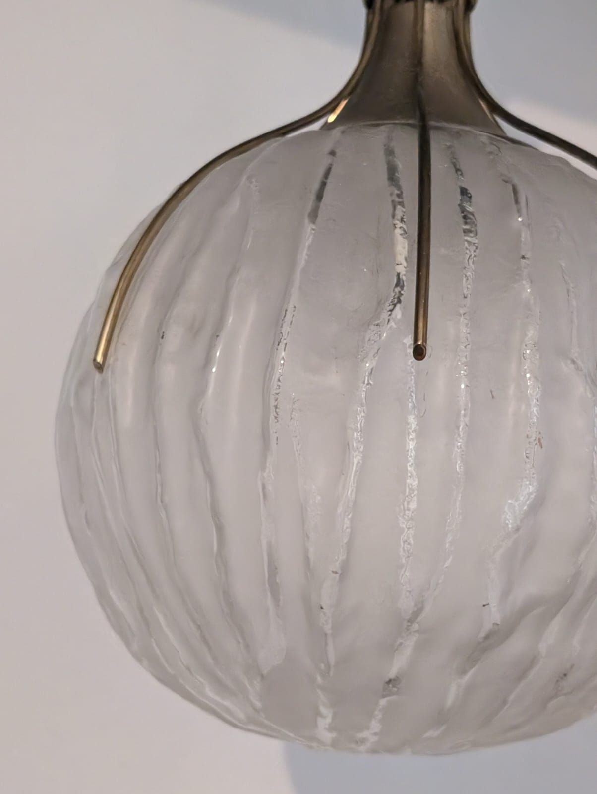 Lampada a sospensione in ottone e vetro satinato (anni '50), Side