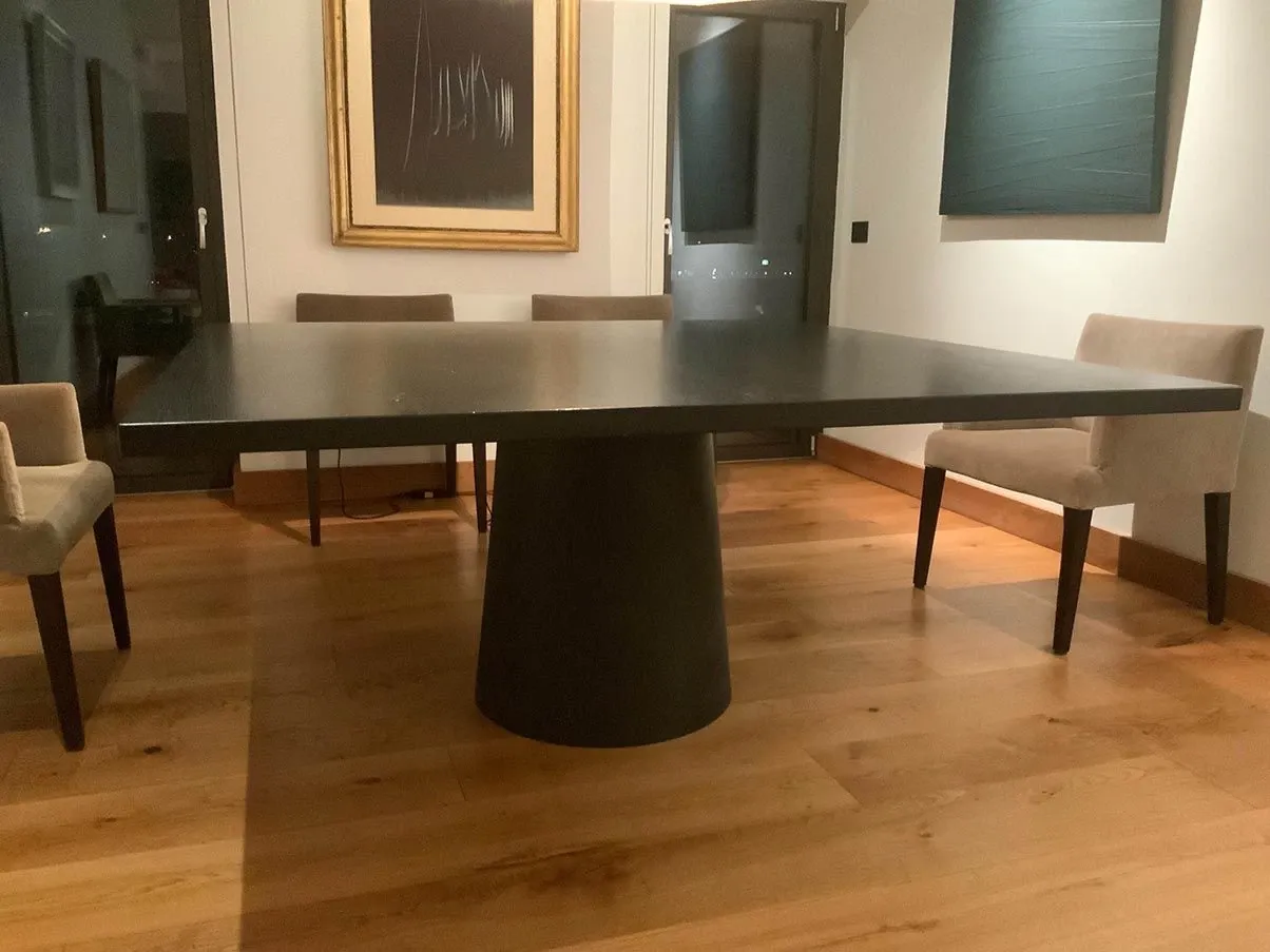 Tavolo quadrato con base conica in materiale plastico, Moooi 3