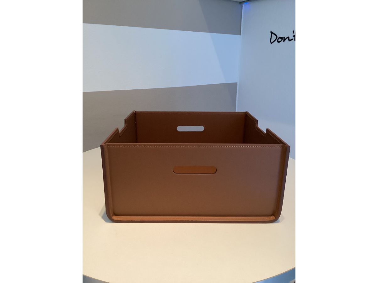Contenitore/portaoggetti in cuoio di Antonio Citterio, Flexform Front