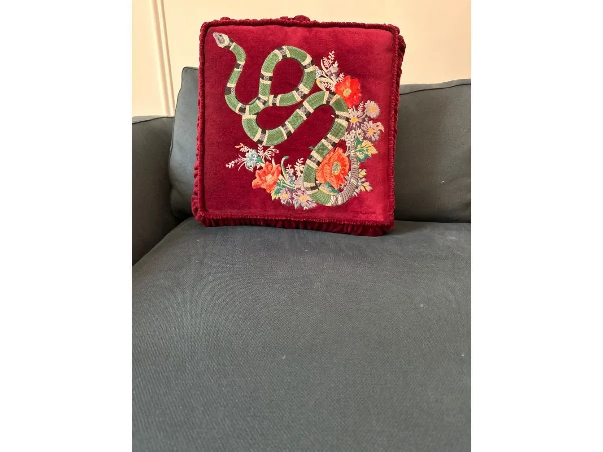 Cuscino in velluto rosso con decori 13