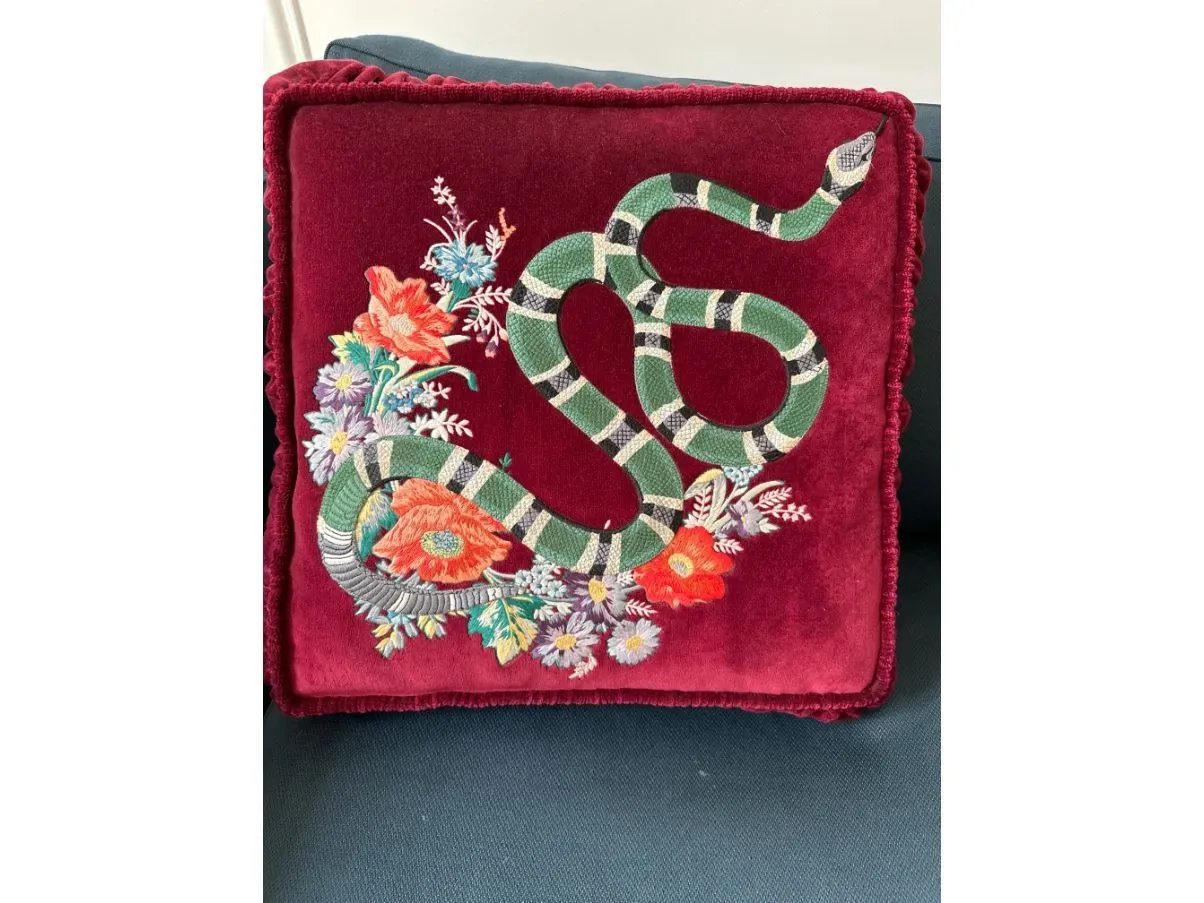 Cuscino in velluto rosso con decori 1
