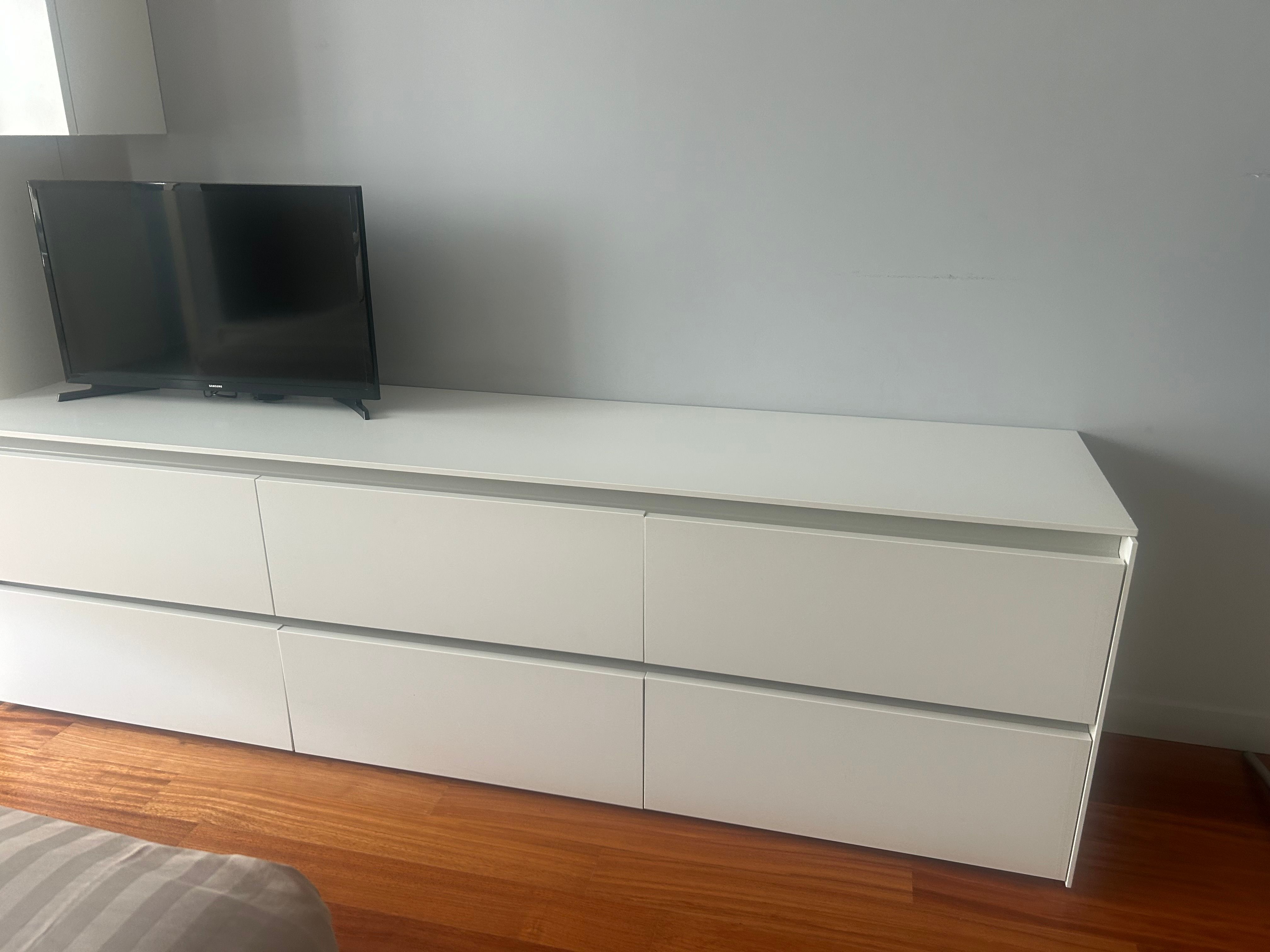 Matt White Lacquered Drawer Unit and Two Wall Cabinets Set Front