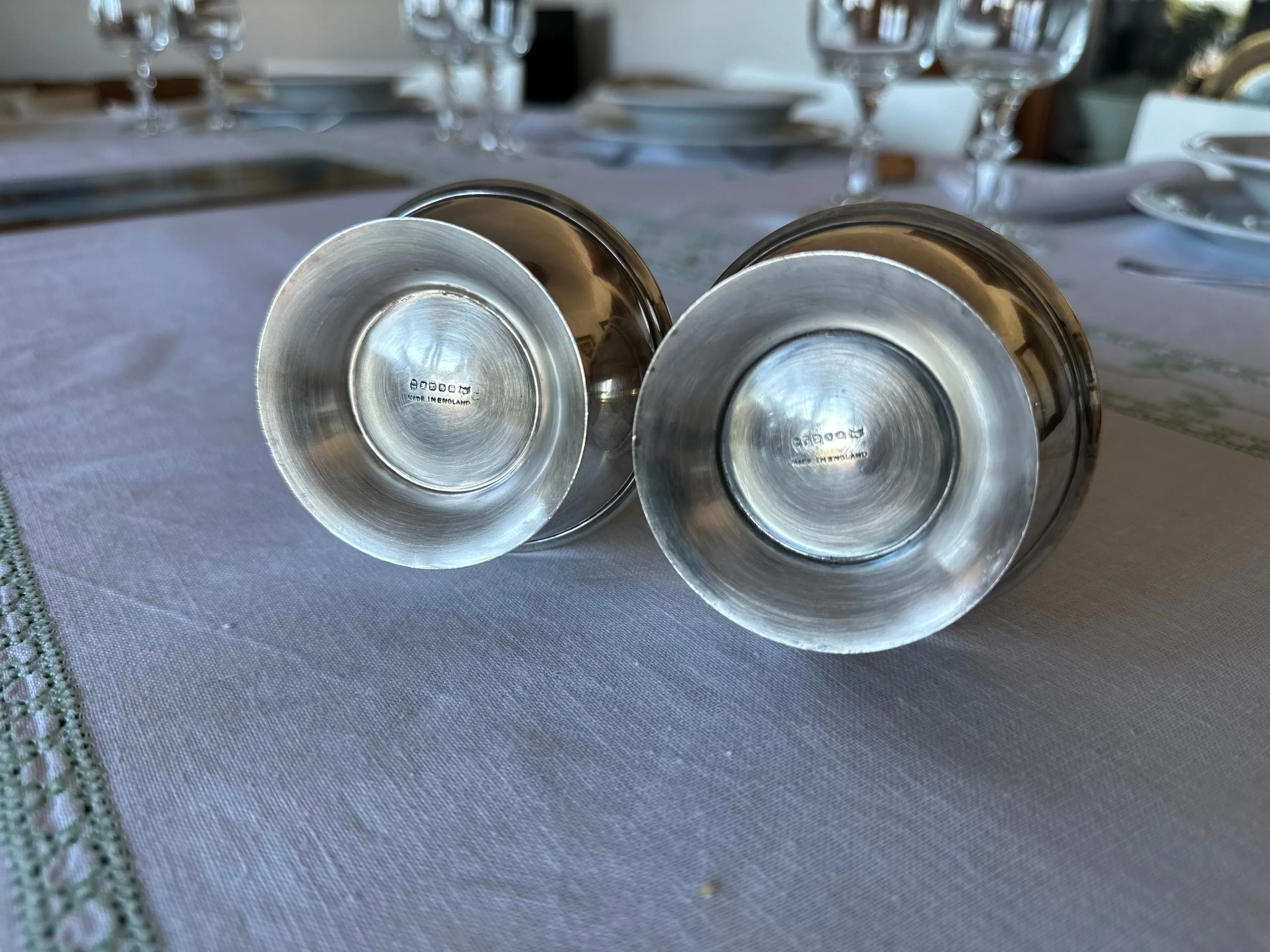 Set of 2 vintage sugar shakers, 1