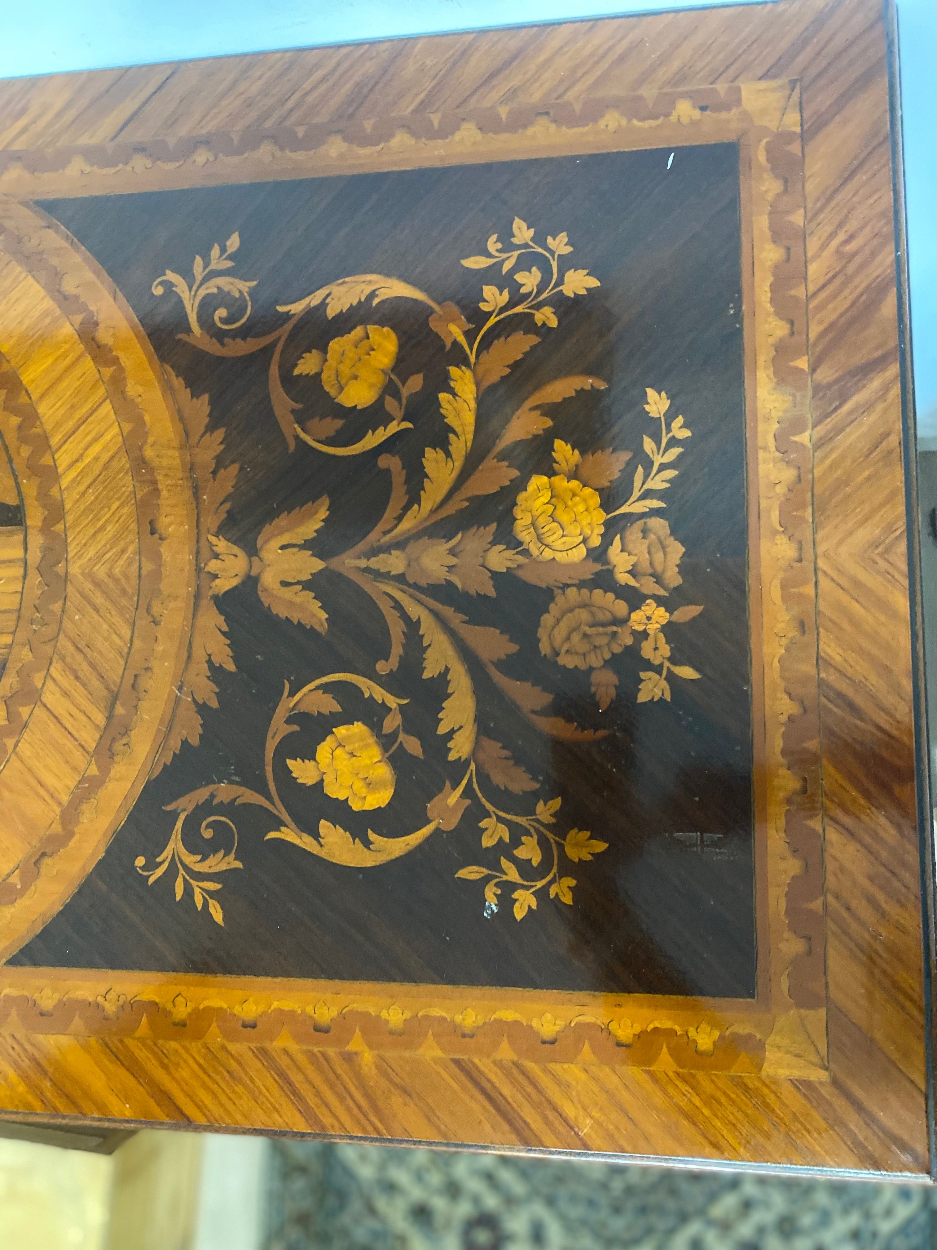 Commode décorée en noyer et en bois de cerisier (XIXe siècle) Defects