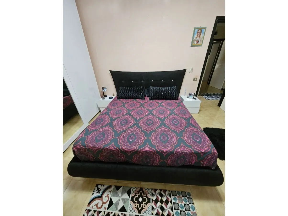 Letto matrimoniale contenitore in tessuto nero, Ninfea 1