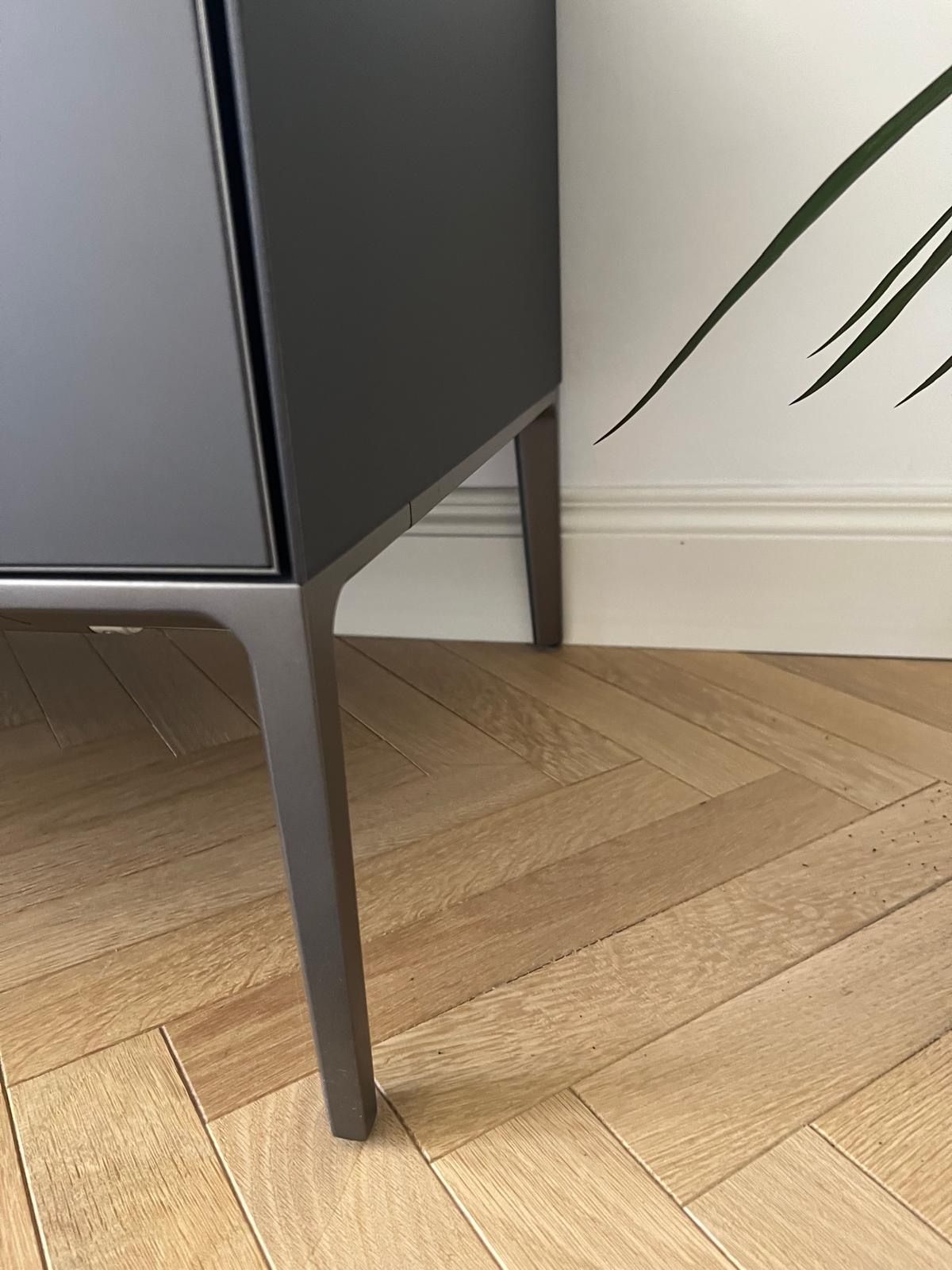 Lowboard Self Up aus bronziertem lackiertem Glas Front