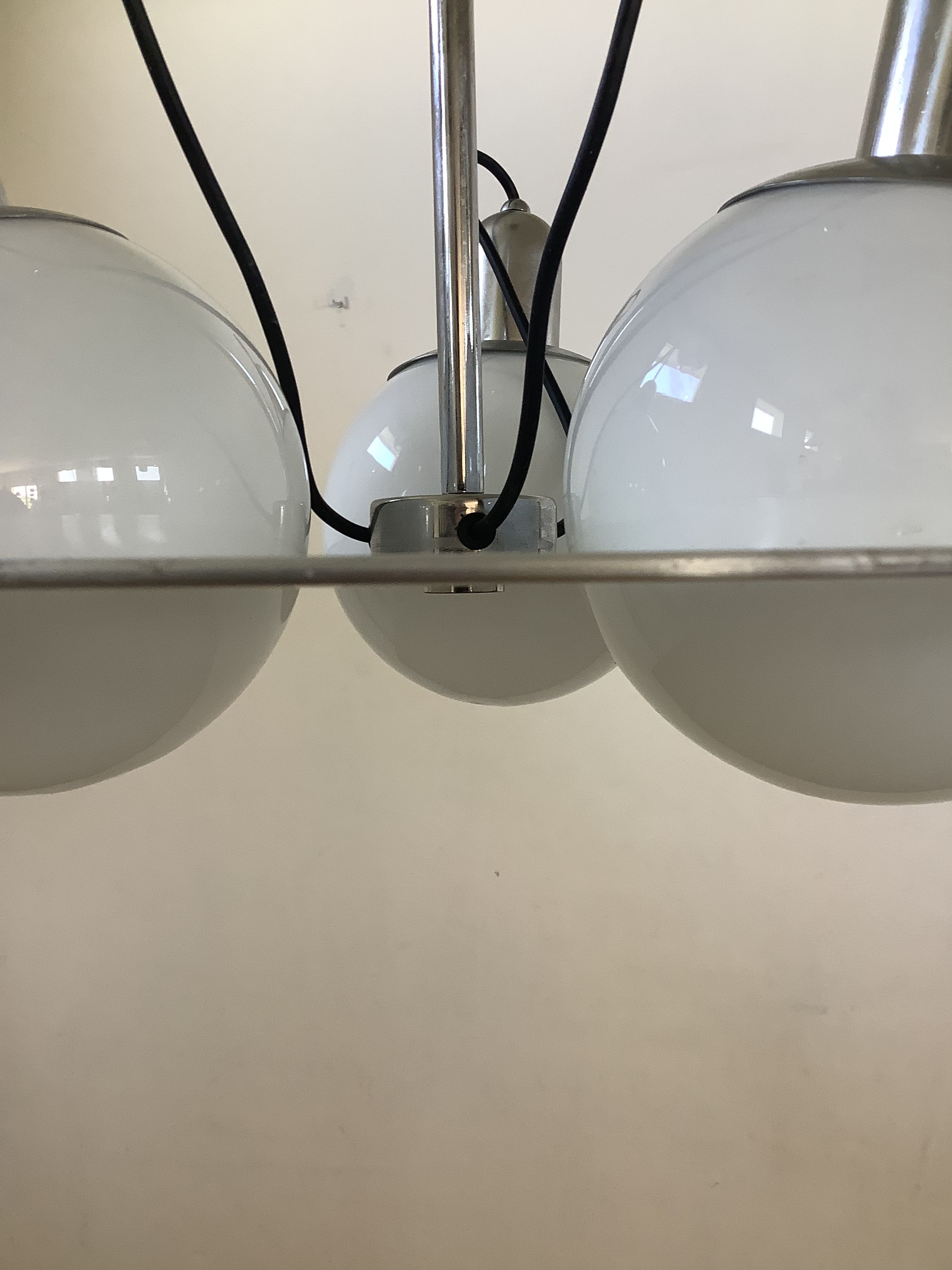 Lampadario in alluminio e vetro opalino (anni '70) Details